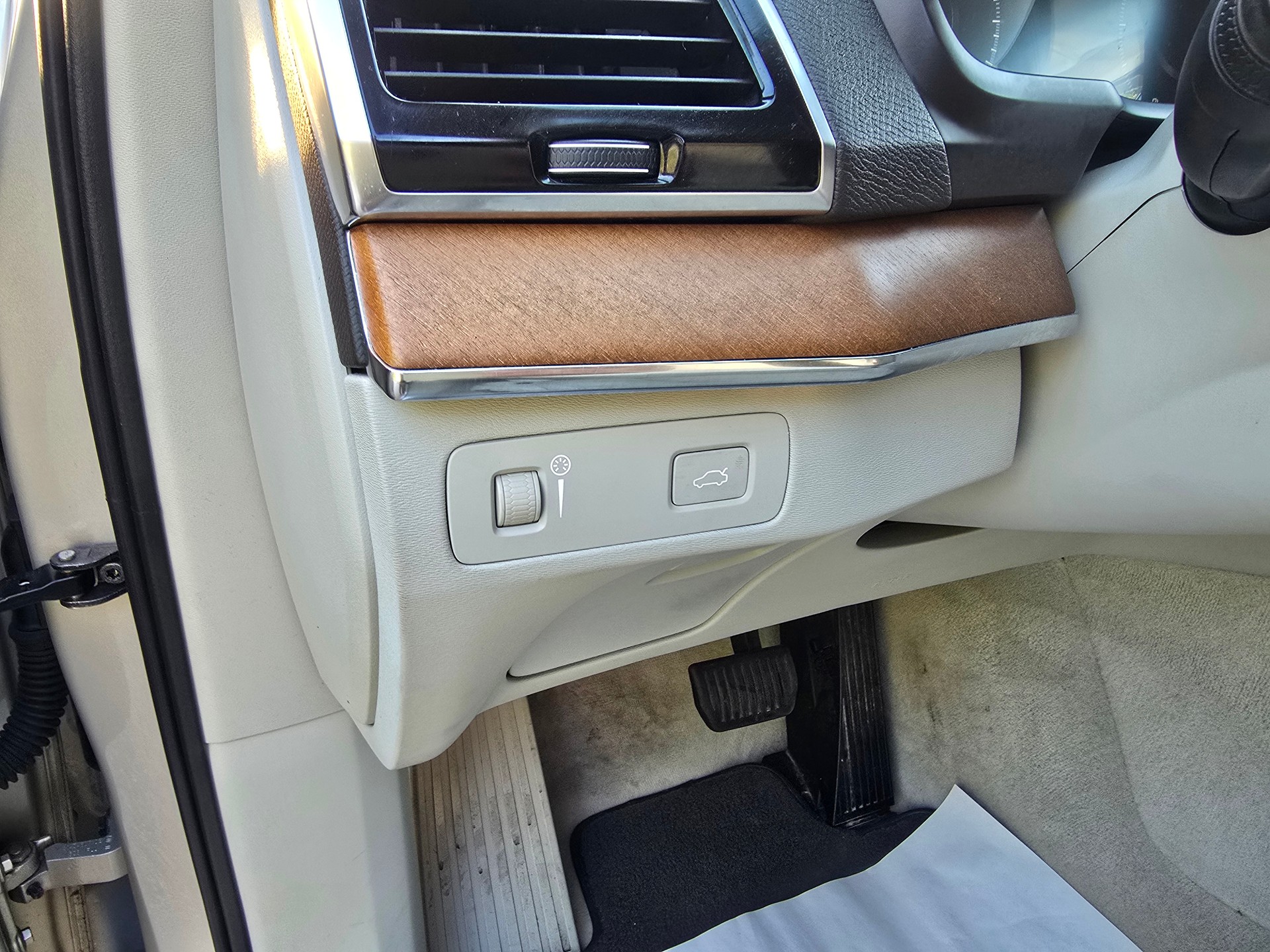 VOLVO XC90 D5 AWD Momentum Geartronic-image-19