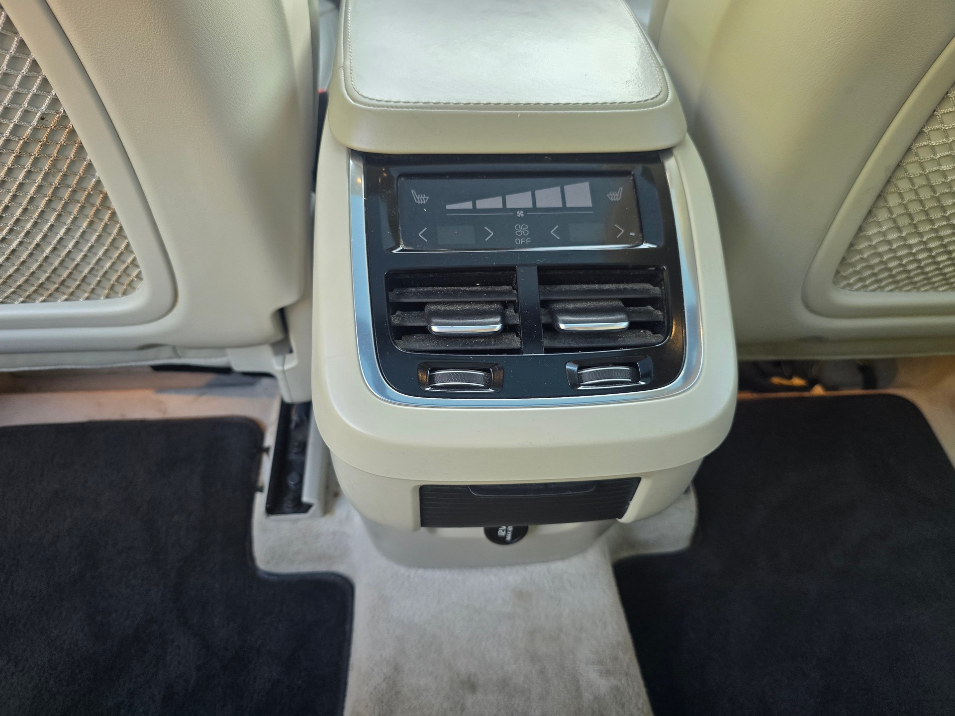 VOLVO XC90 D5 AWD Momentum Geartronic-image-17