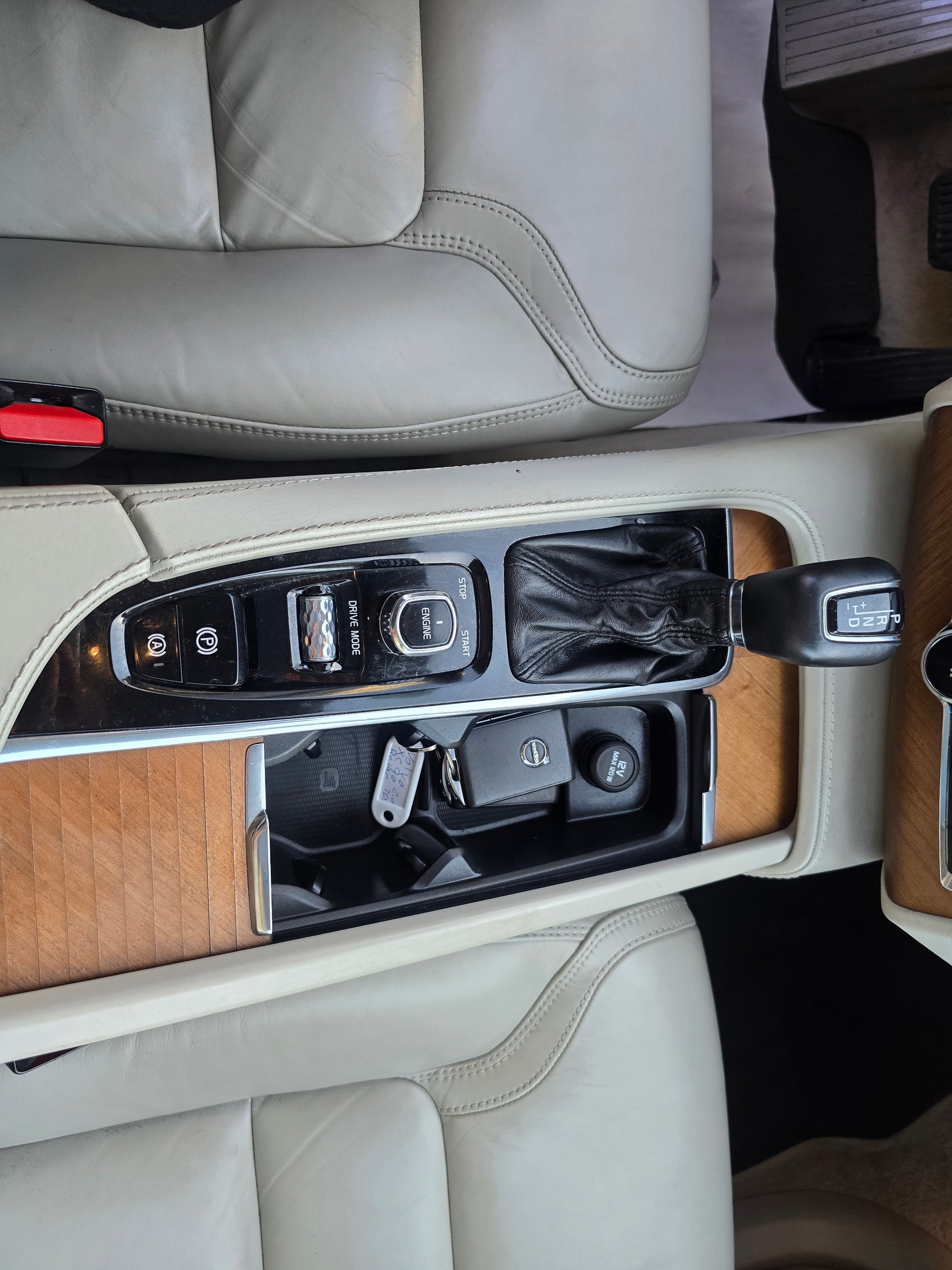 VOLVO XC90 D5 AWD Momentum Geartronic-image-21