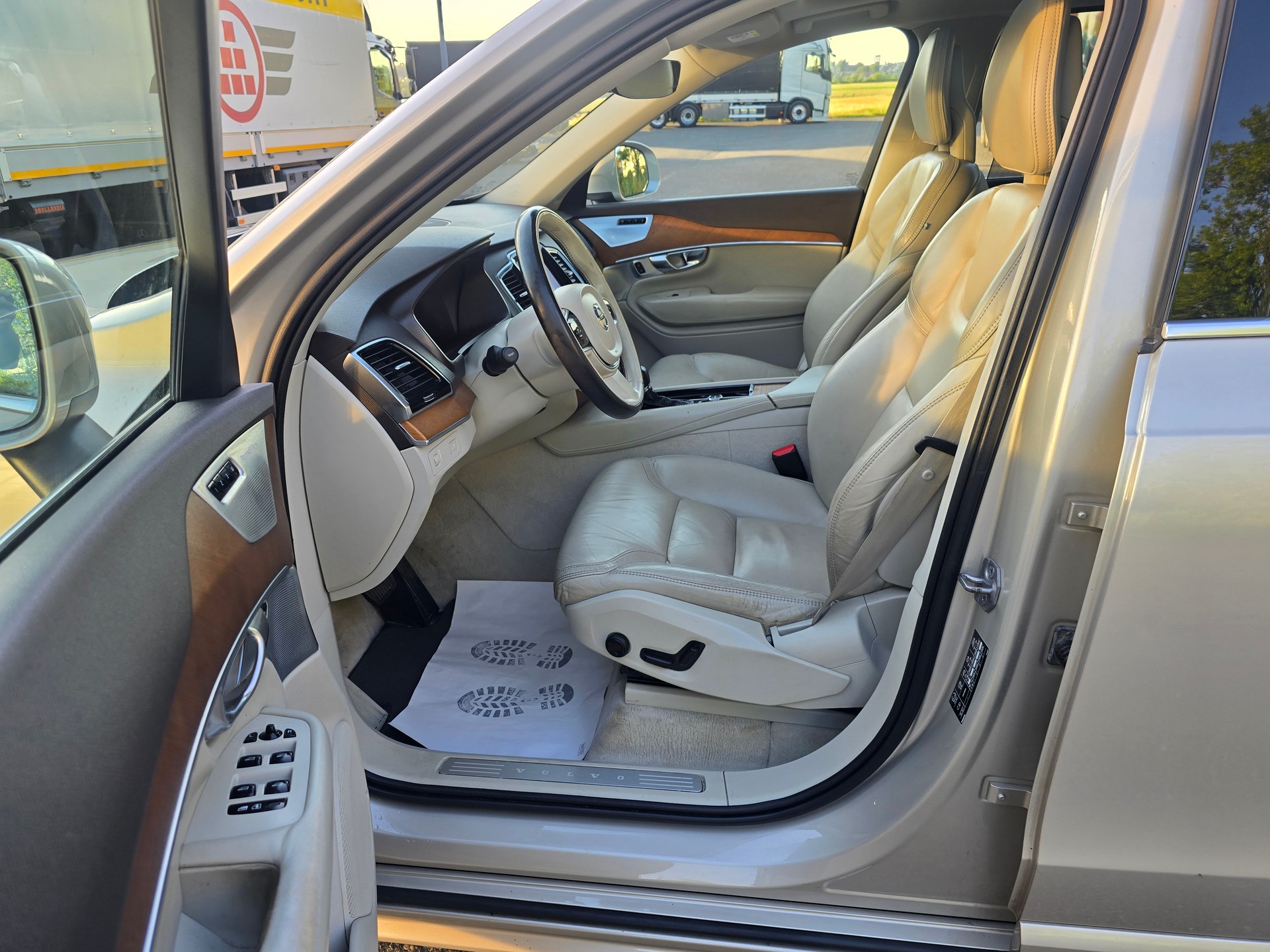 VOLVO XC90 D5 AWD Momentum Geartronic-image-14