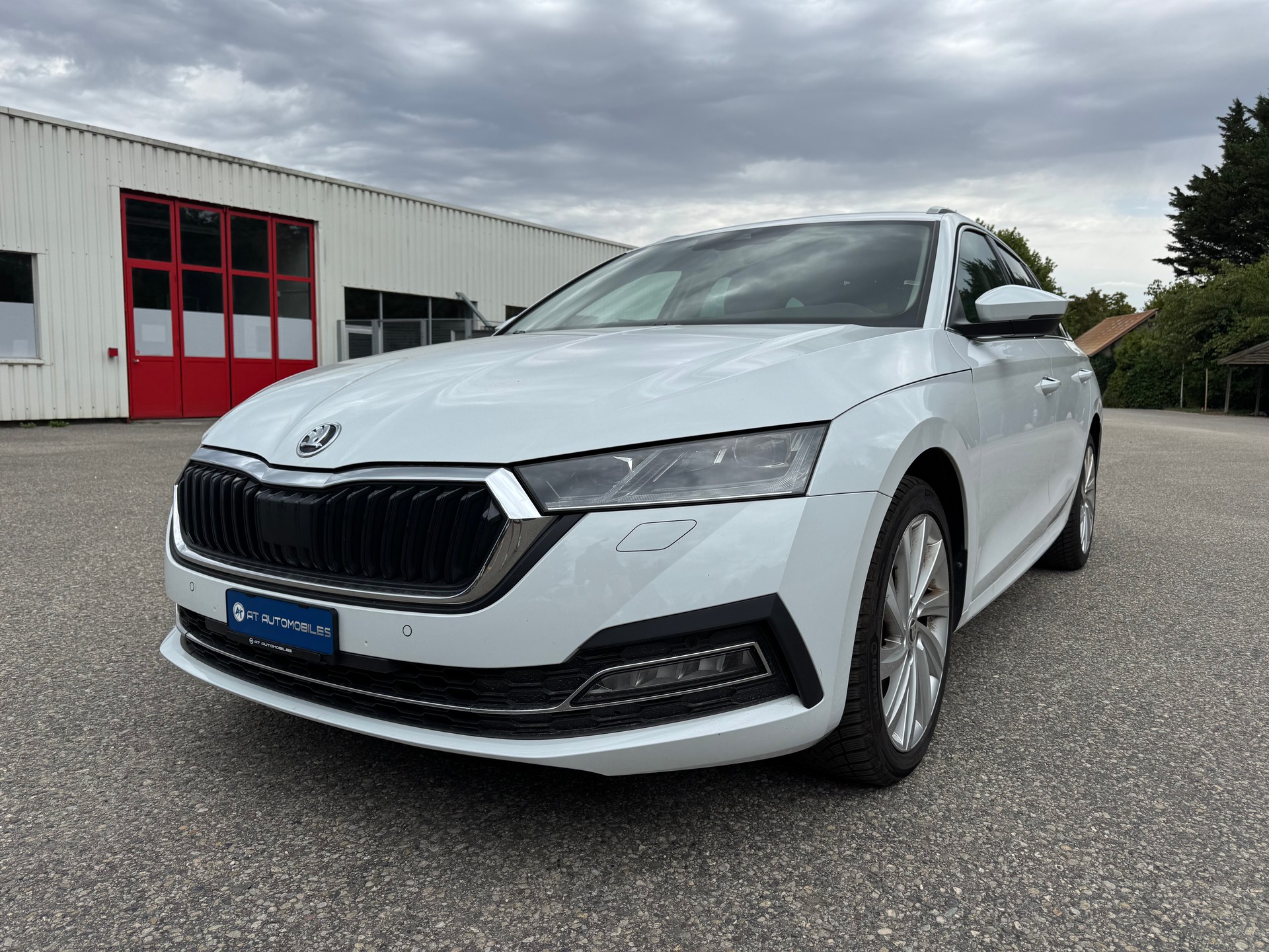 SKODA Octavia Combi 2.0 TDI DSG Ambition-image-1