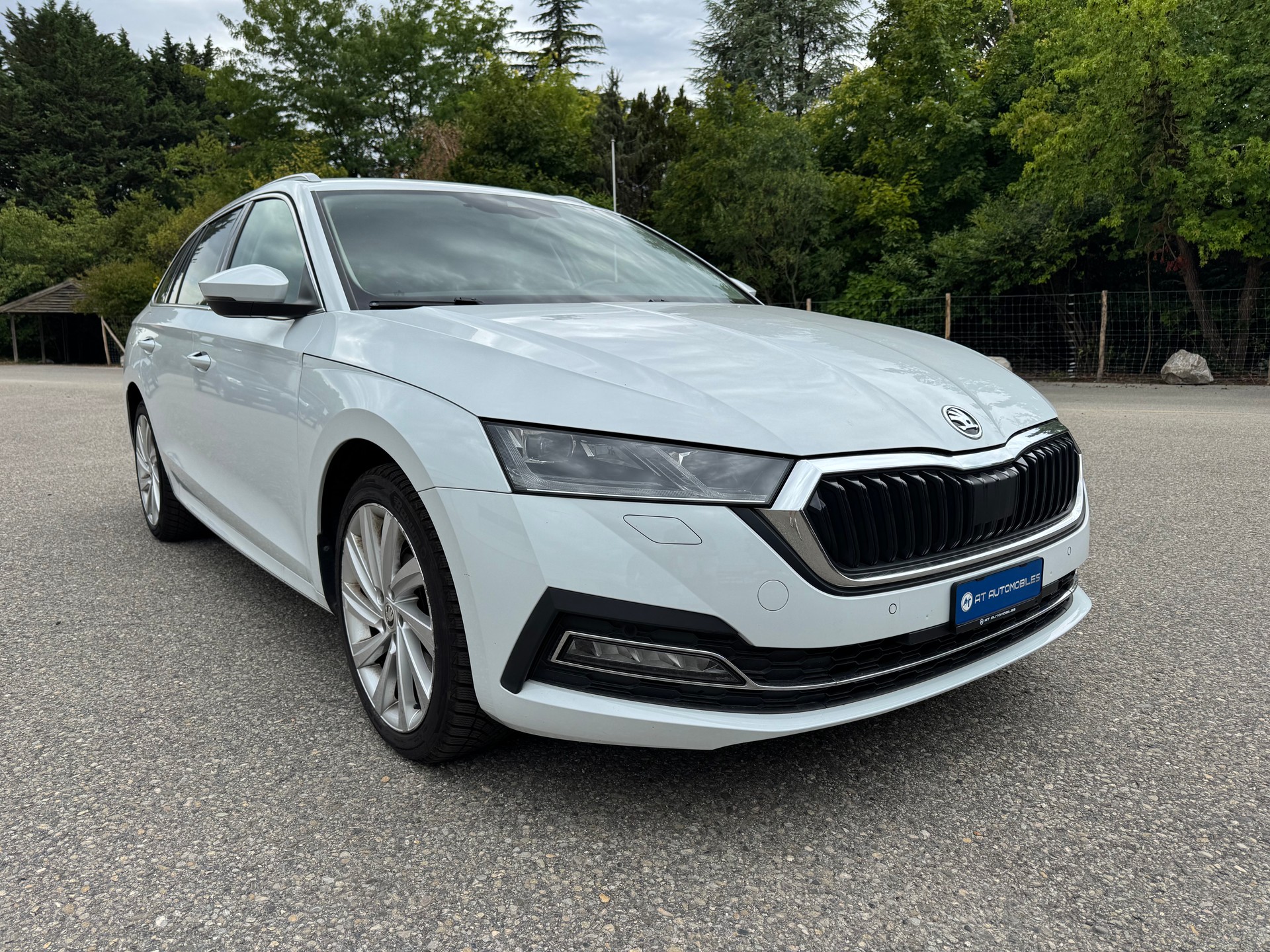 SKODA Octavia Combi 2.0 TDI DSG Ambition-image-4