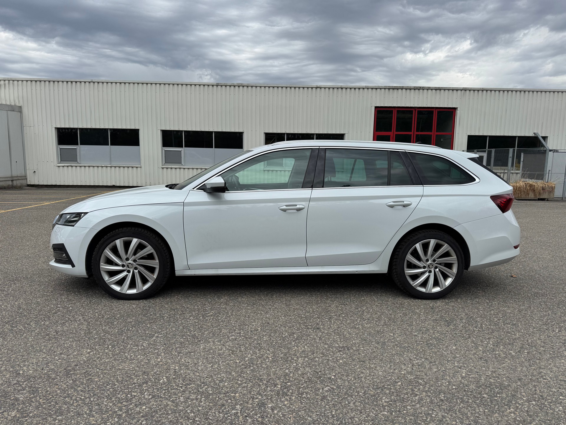 SKODA Octavia Combi 2.0 TDI DSG Ambition-image-2