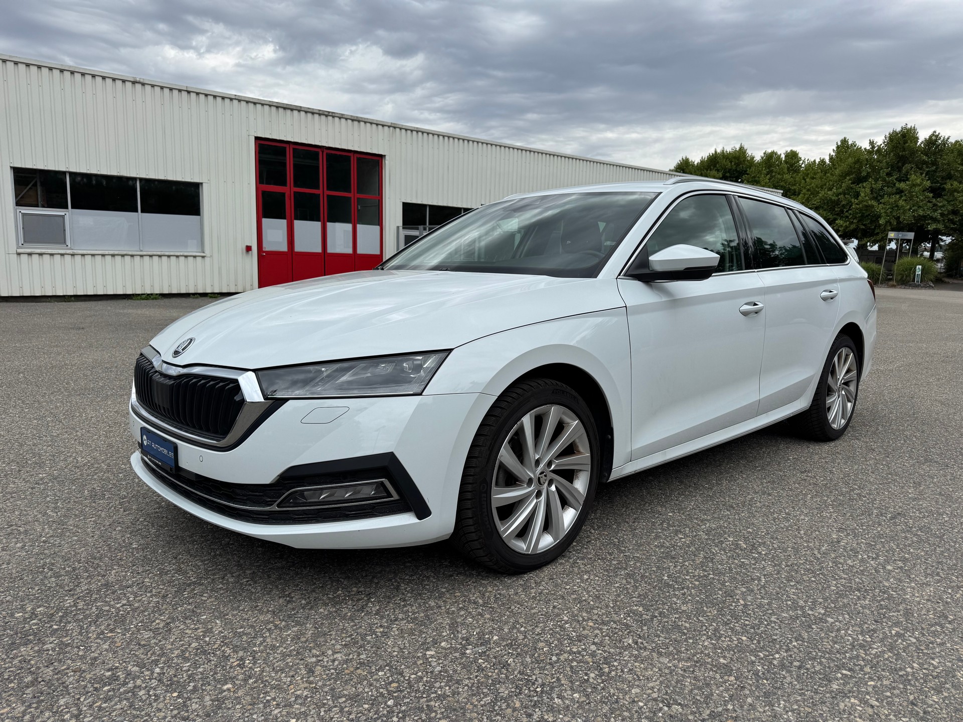 SKODA Octavia Combi 2.0 TDI DSG Ambition-image-0