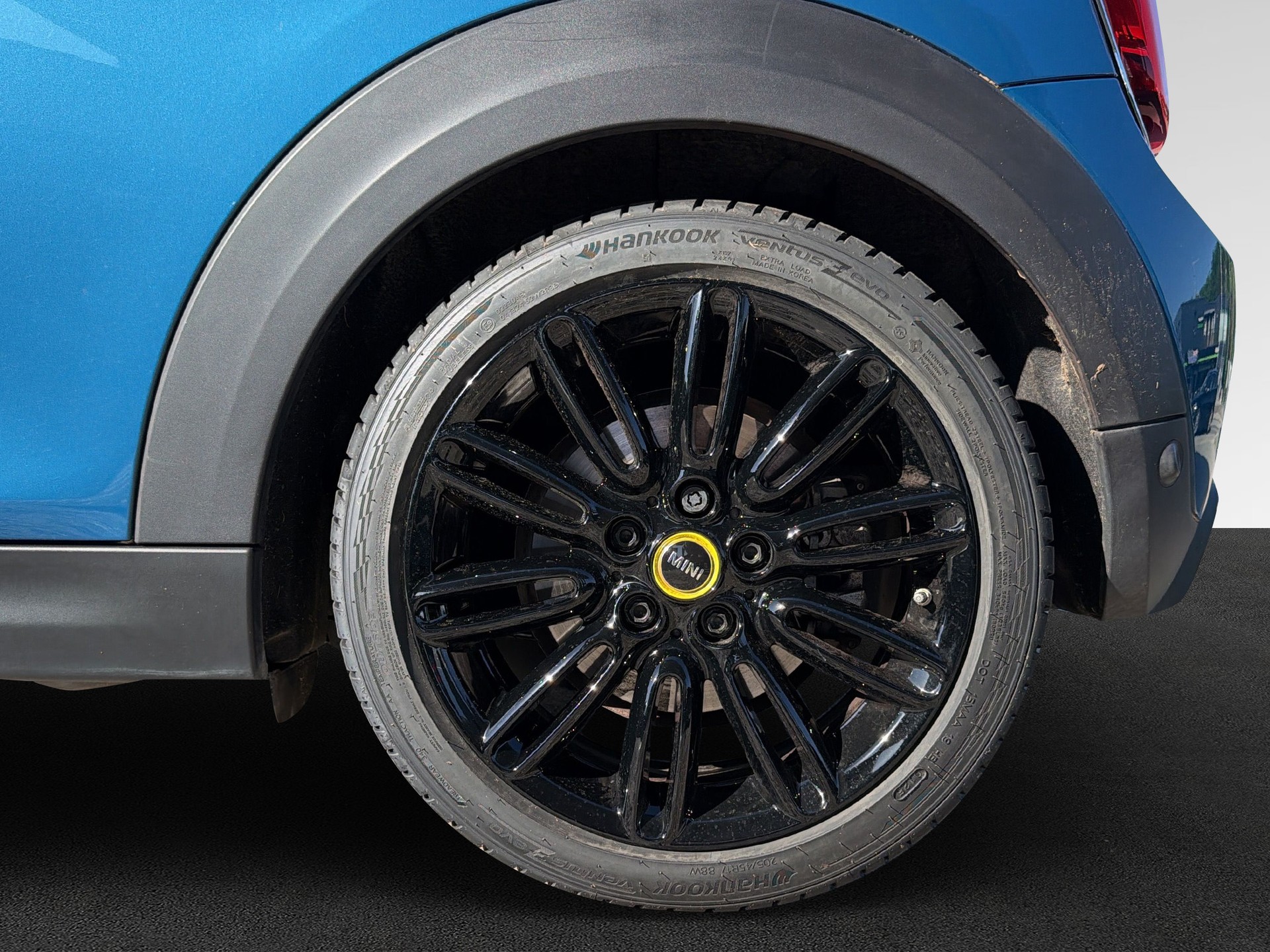 MINI Cooper SE Mosaert Edition-image-1