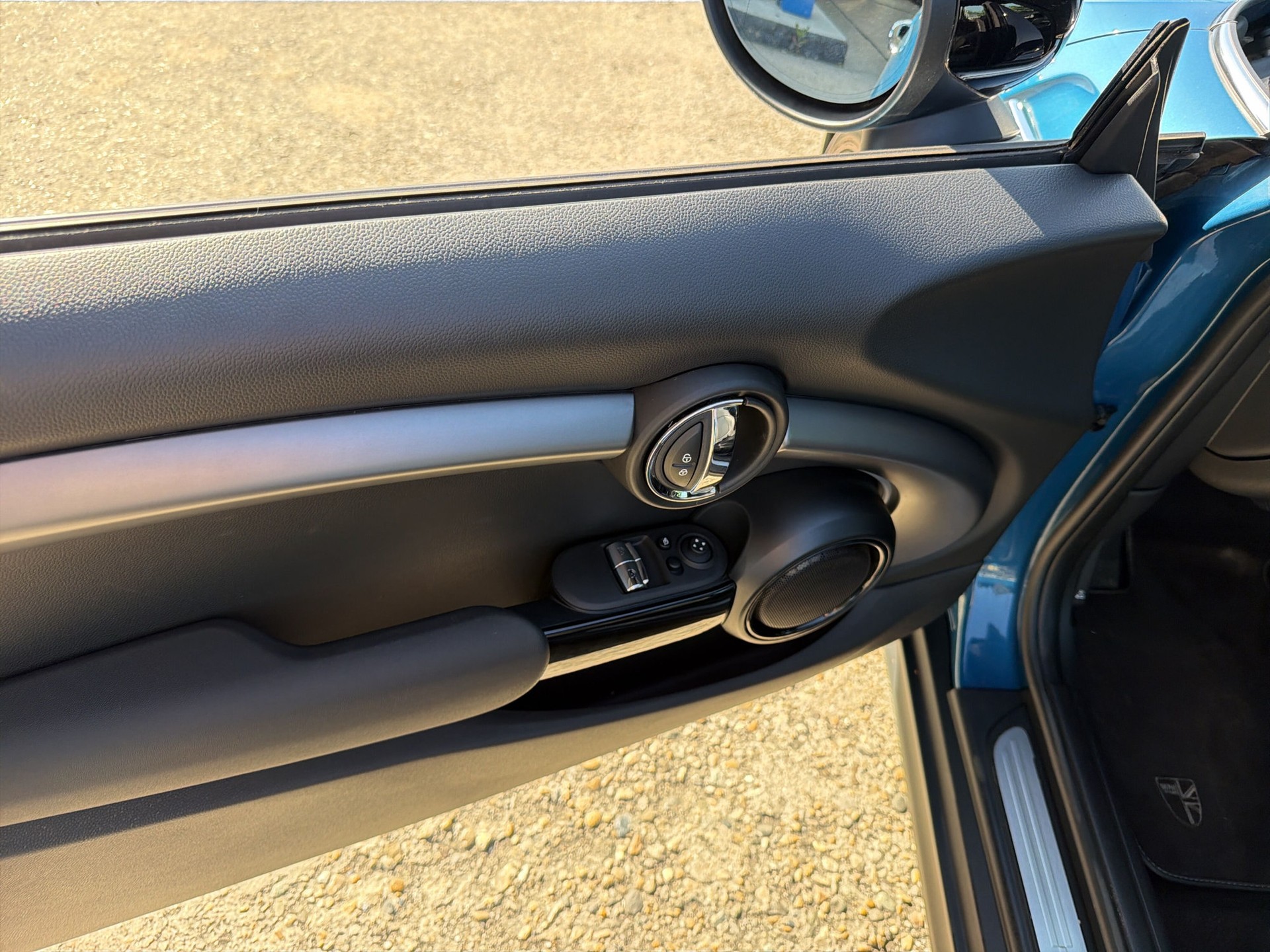 MINI Cooper SE Mosaert Edition-image-12