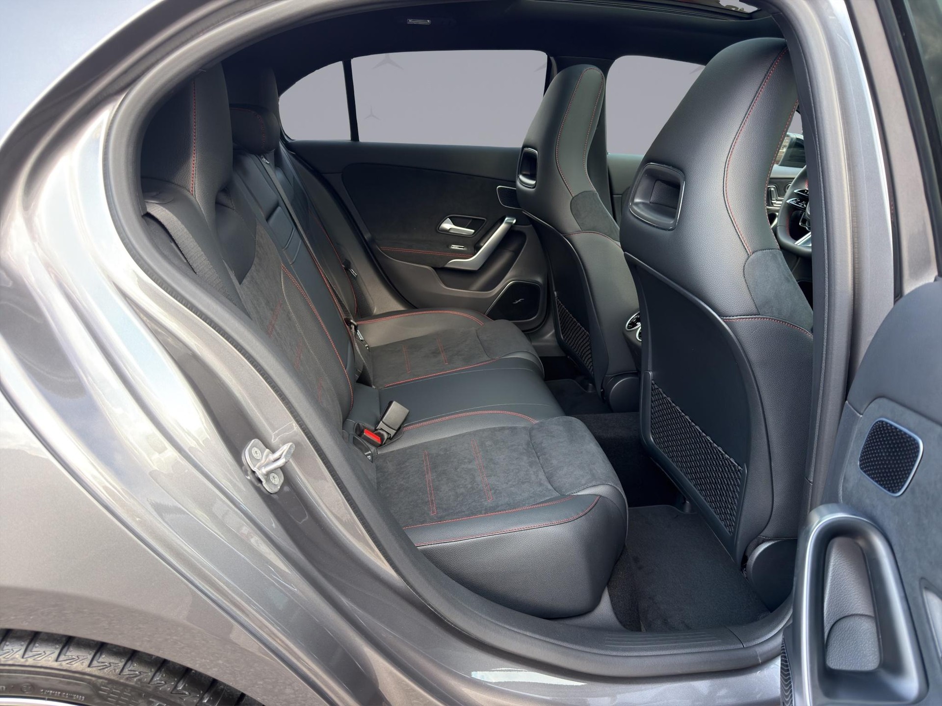 MERCEDES-BENZ A 250 AMG Line 4m-image-16
