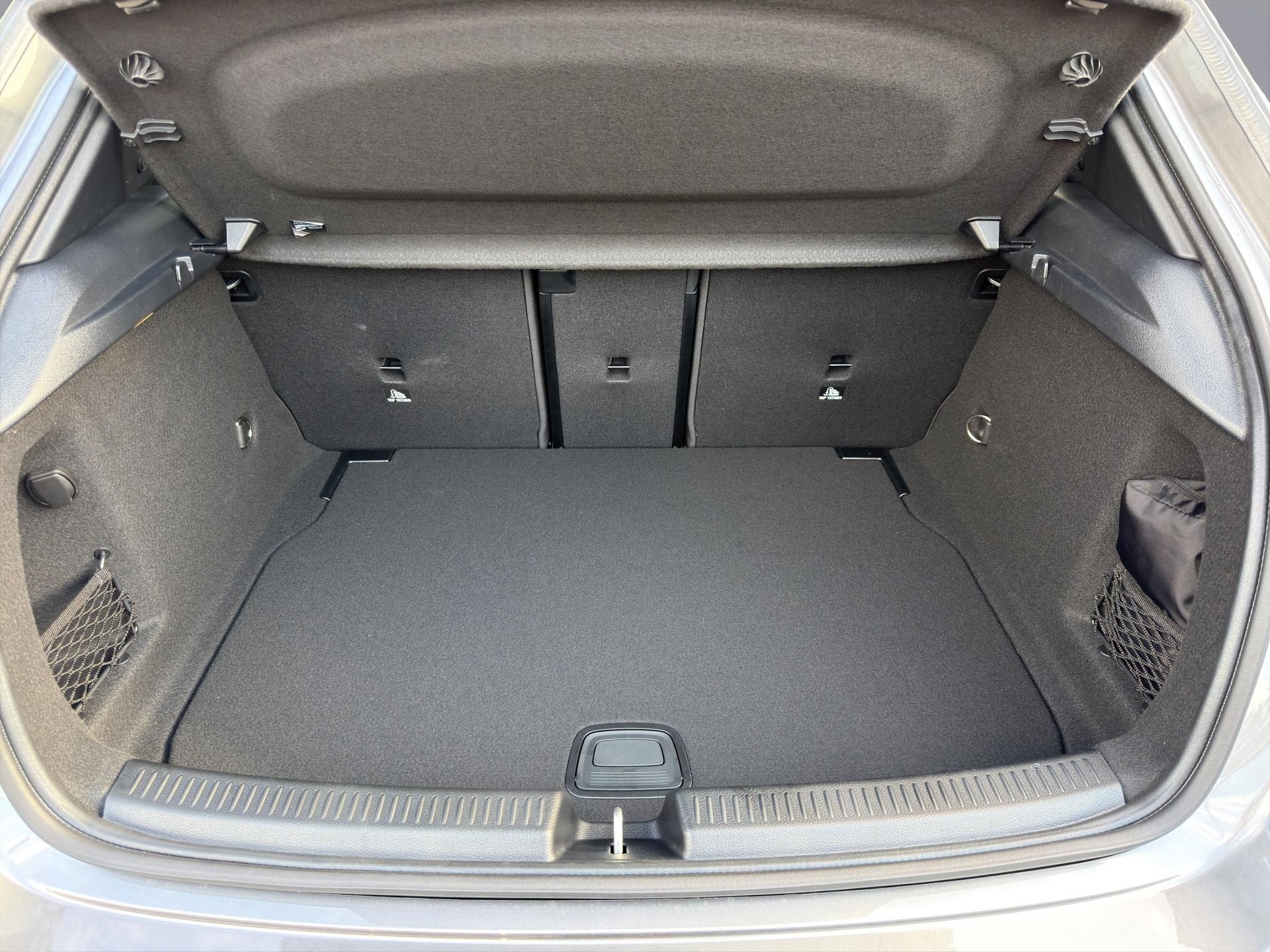 MERCEDES-BENZ A 250 AMG Line 4m-image-18