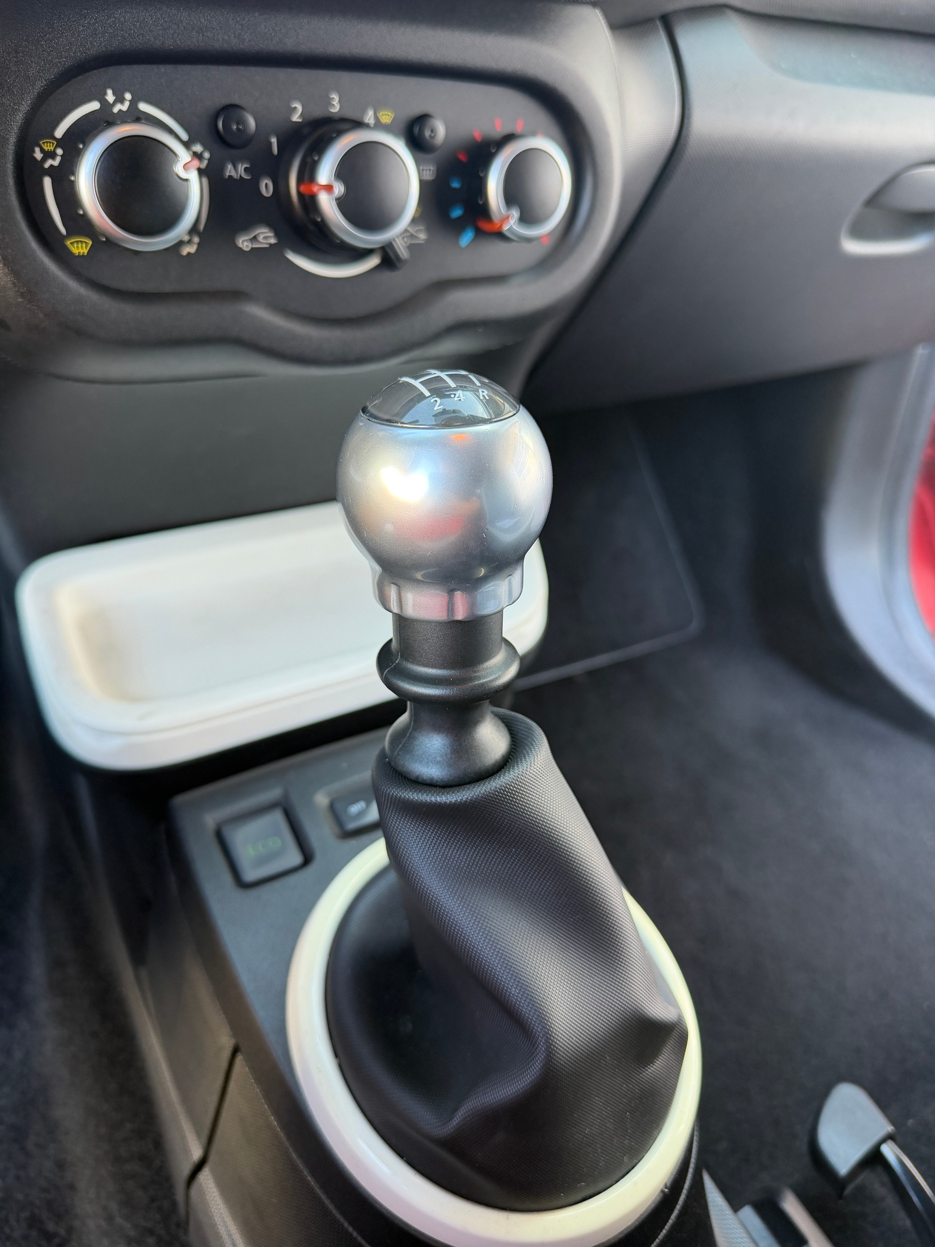 RENAULT Twingo 0.9 TCe 90 Intens-image-8