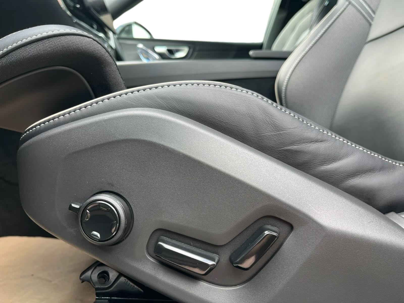 VOLVO XC60 T6 eAWD PluginHybrid Ultra Dark Geartronic-image-10