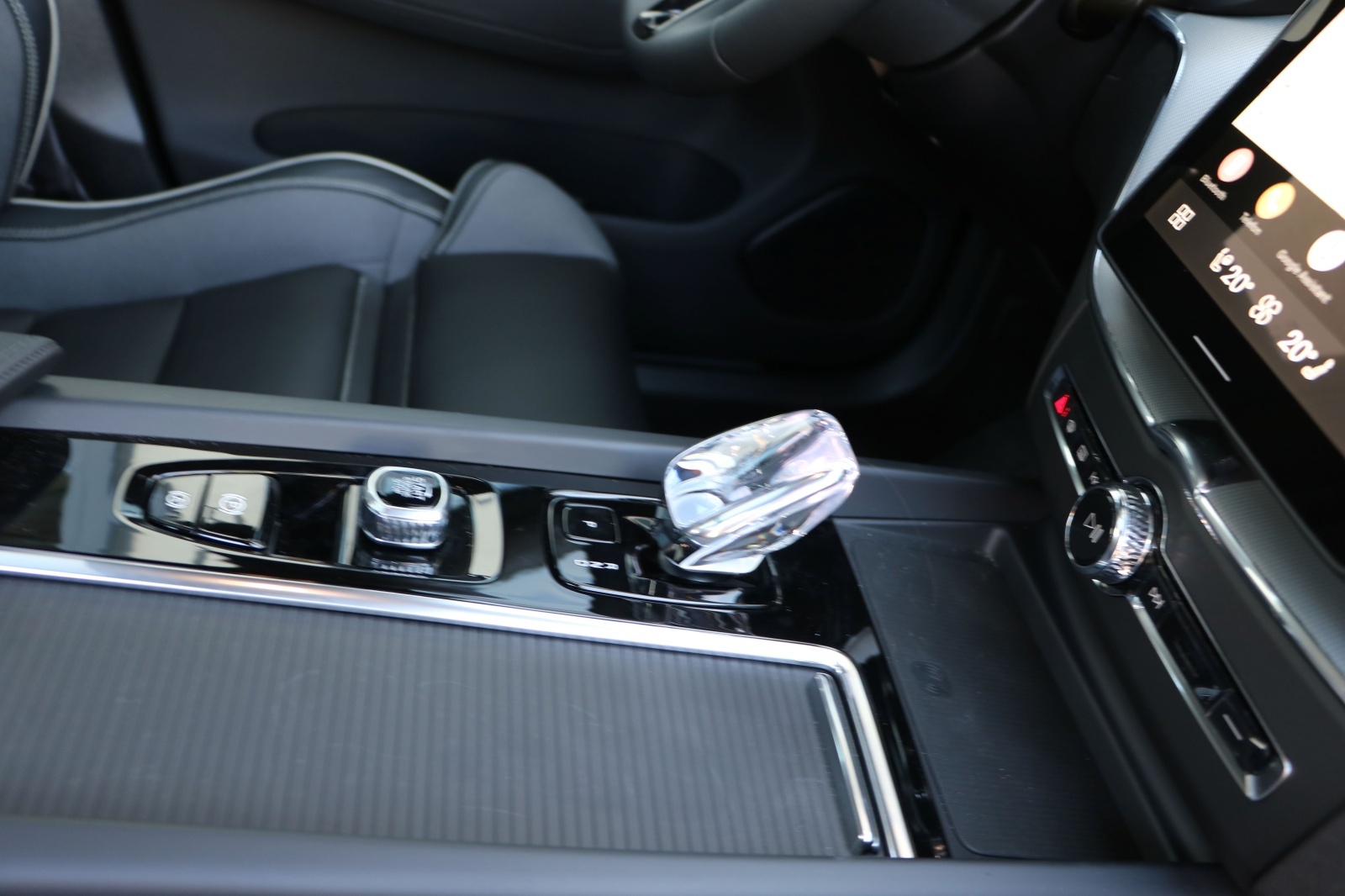 VOLVO XC60 T6 eAWD PluginHybrid Ultra Dark Geartronic-image-28