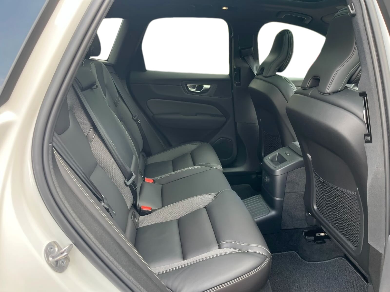 VOLVO XC60 T6 eAWD PluginHybrid Ultra Dark Geartronic-image-12