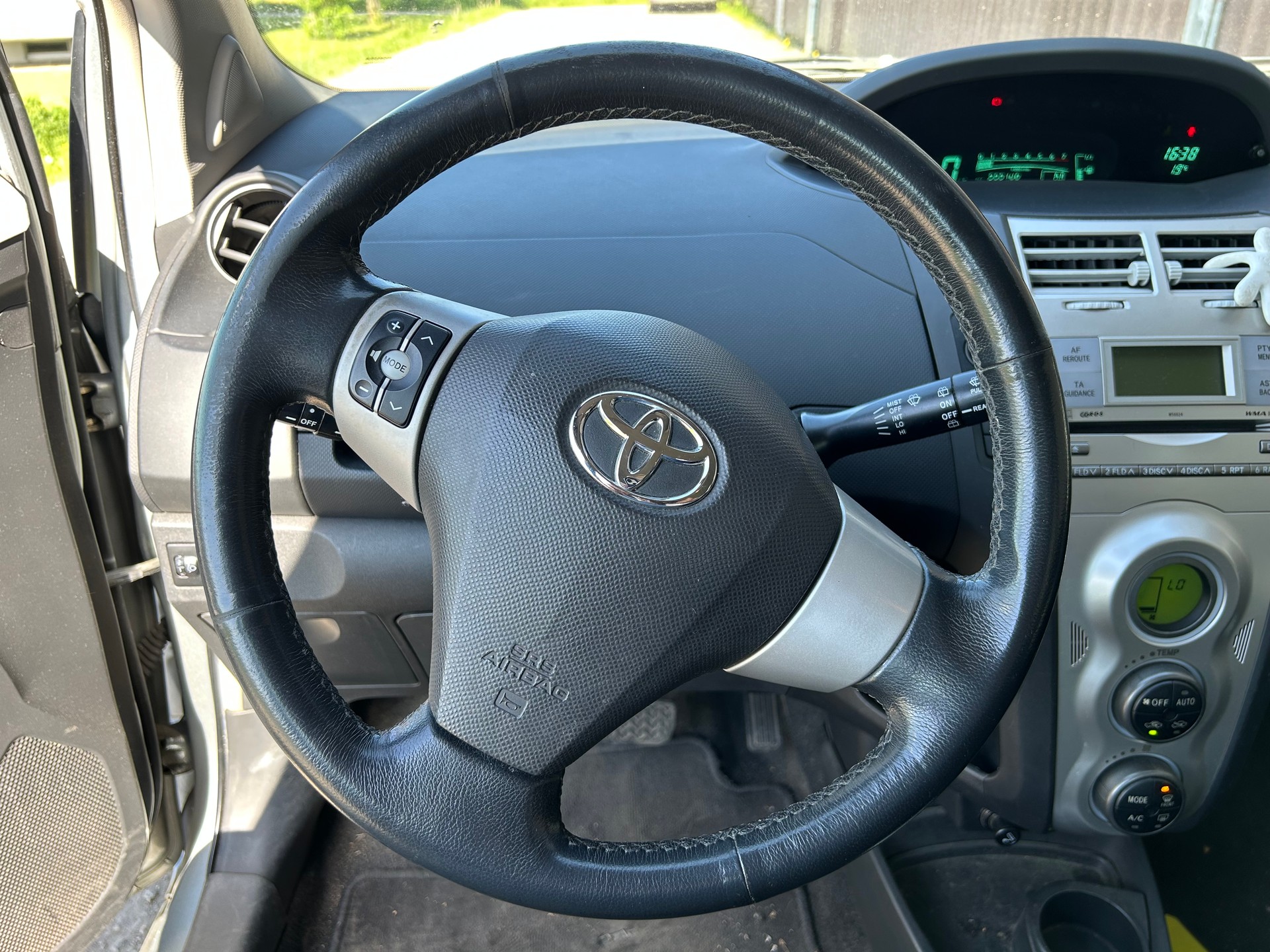 TOYOTA Yaris 1.3 Linea Sol-image-11