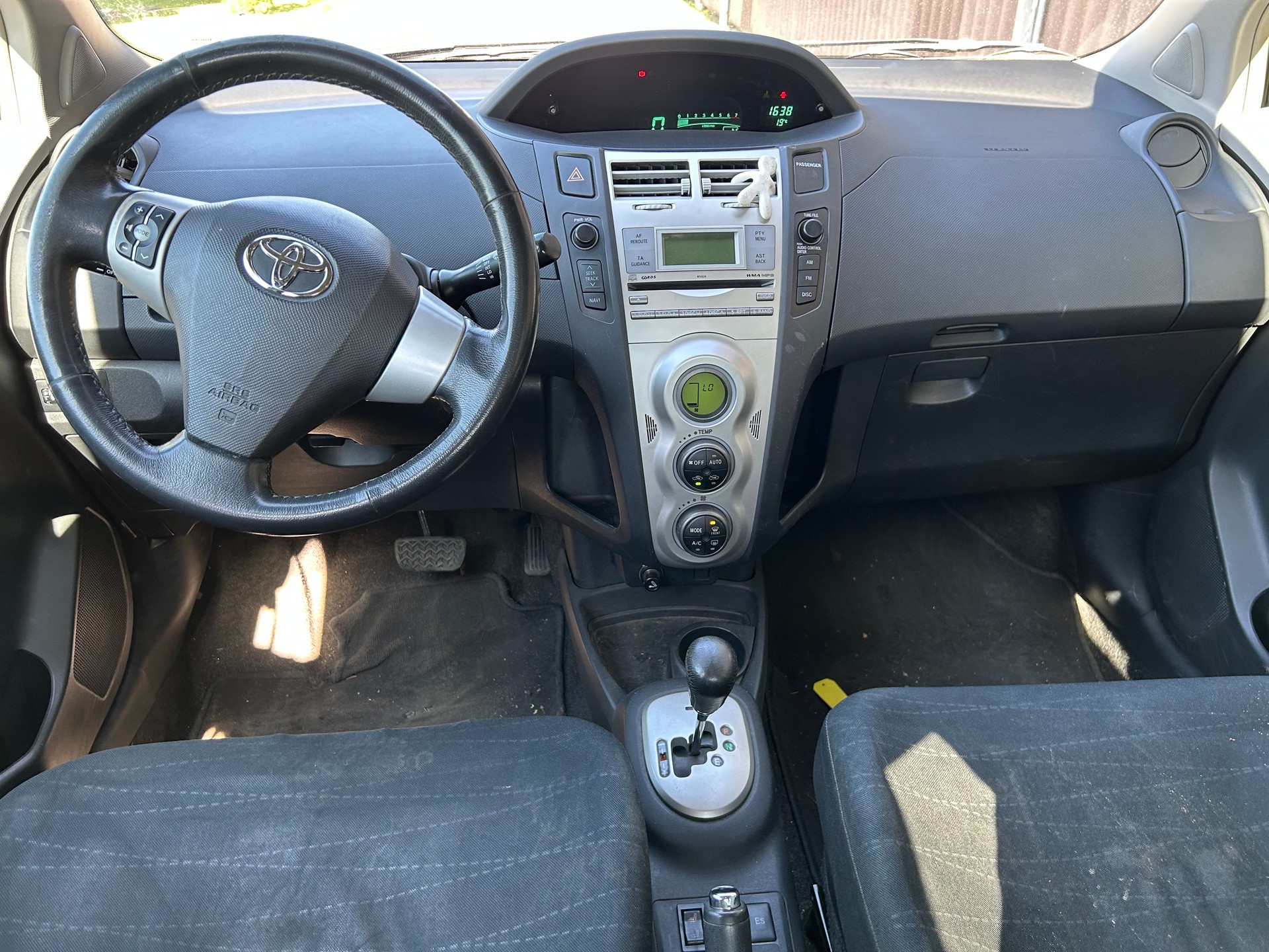 TOYOTA Yaris 1.3 Linea Sol-image-10