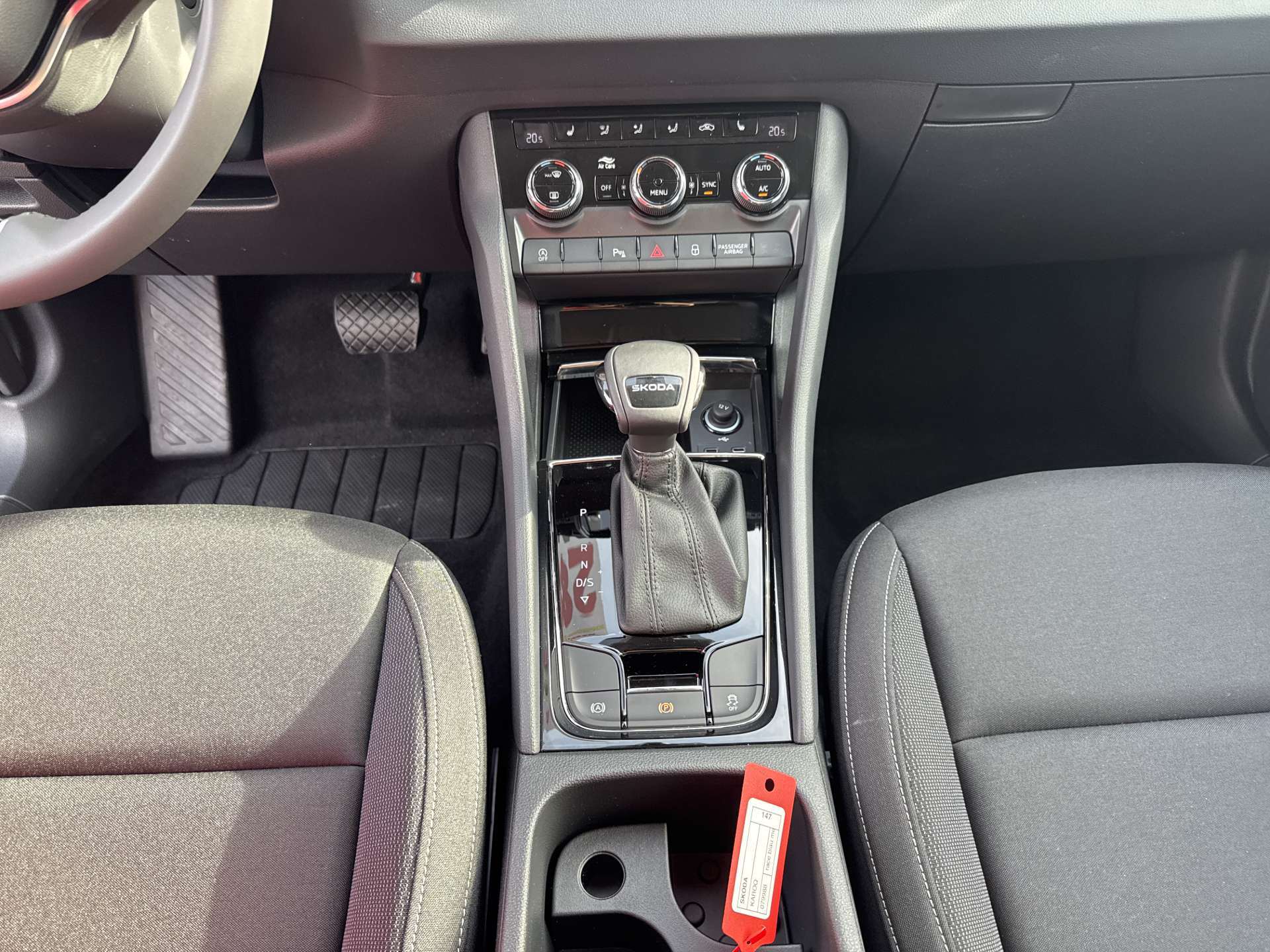 SKODA Karoq 1.5 TSi Selection DSG-Automat-image-11