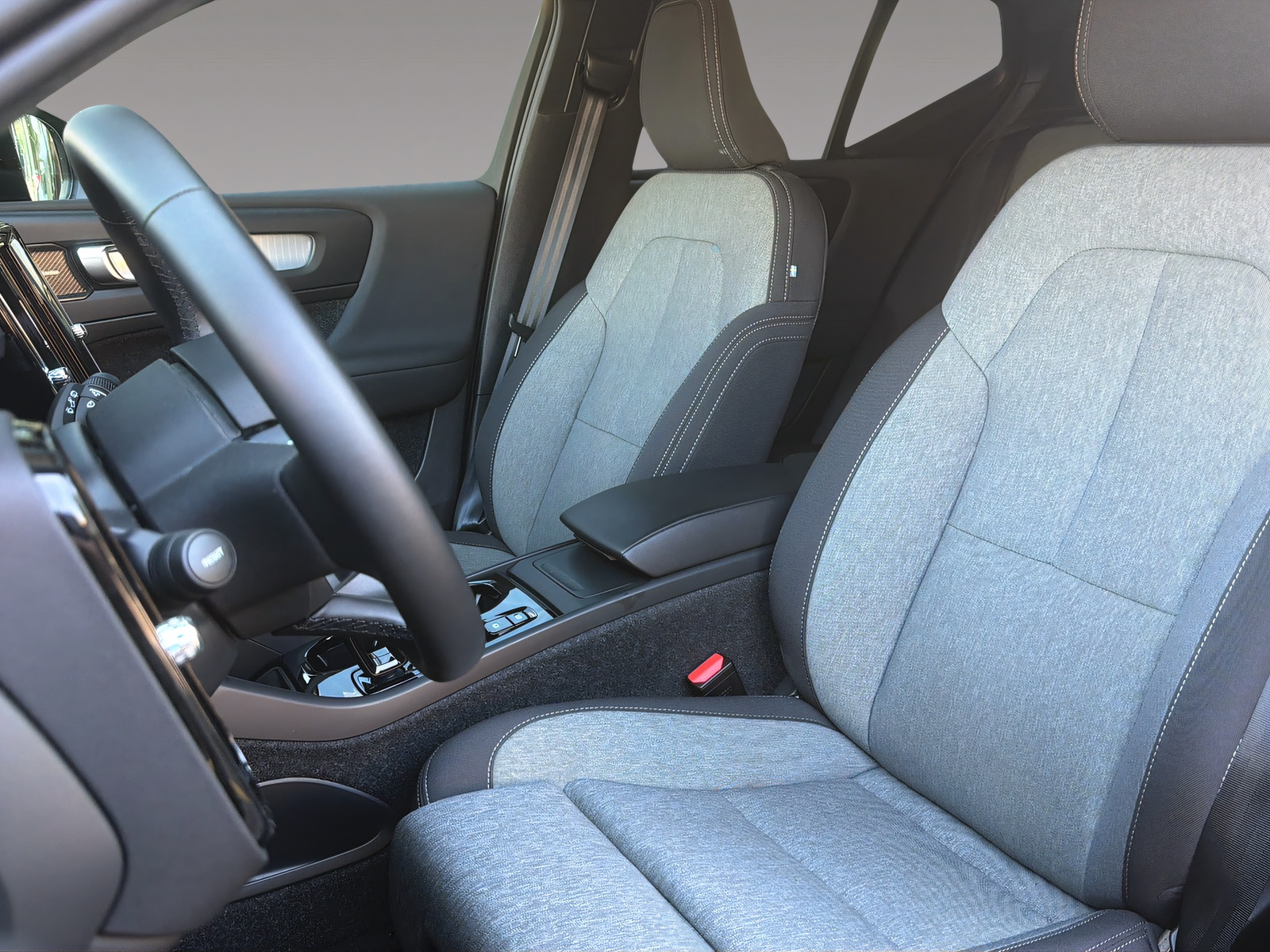 VOLVO XC40 2.0 B3 MH Plus Dark-image-7