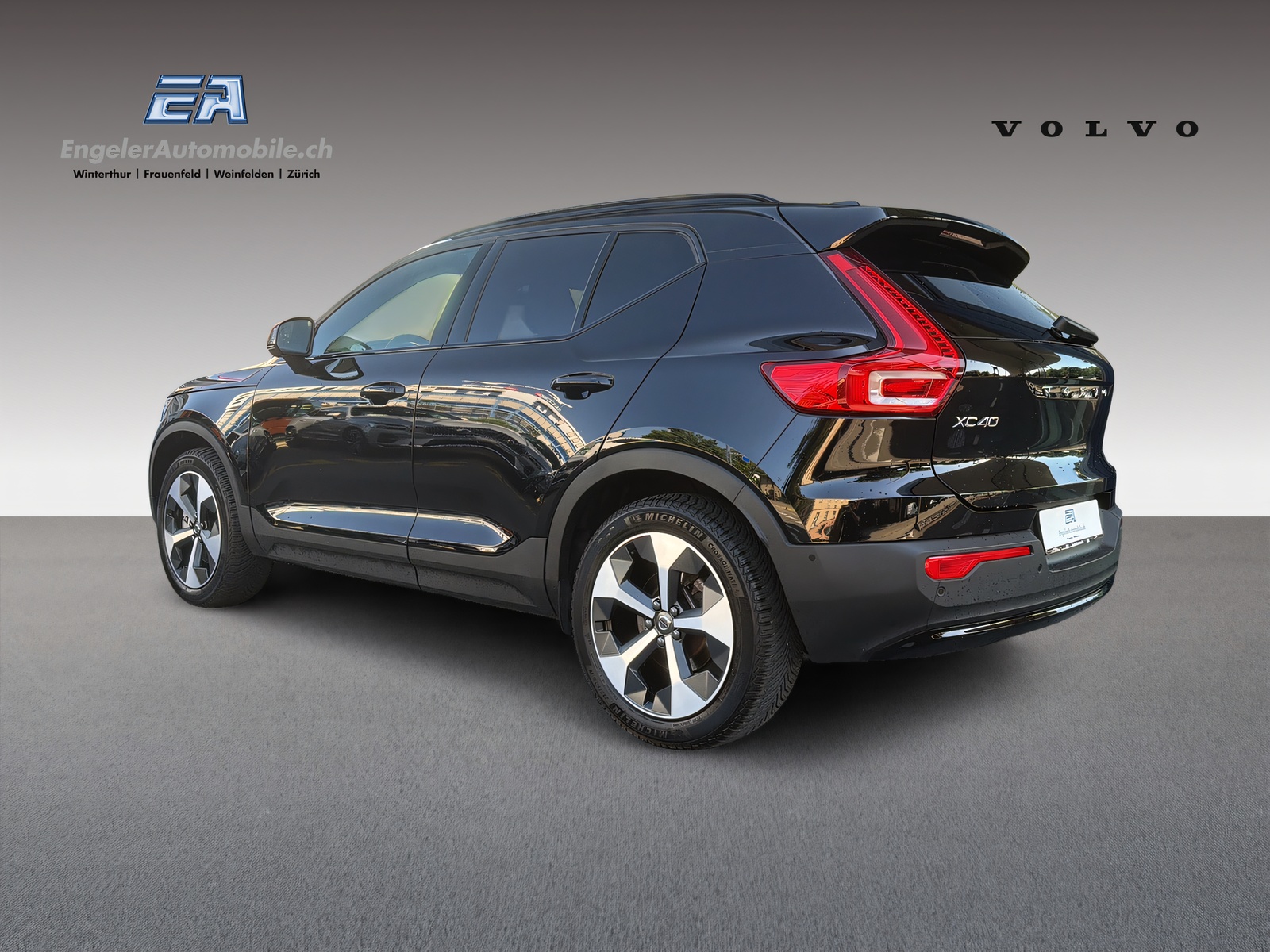 VOLVO XC40 2.0 B3 MH Plus Dark-showroom-element-3