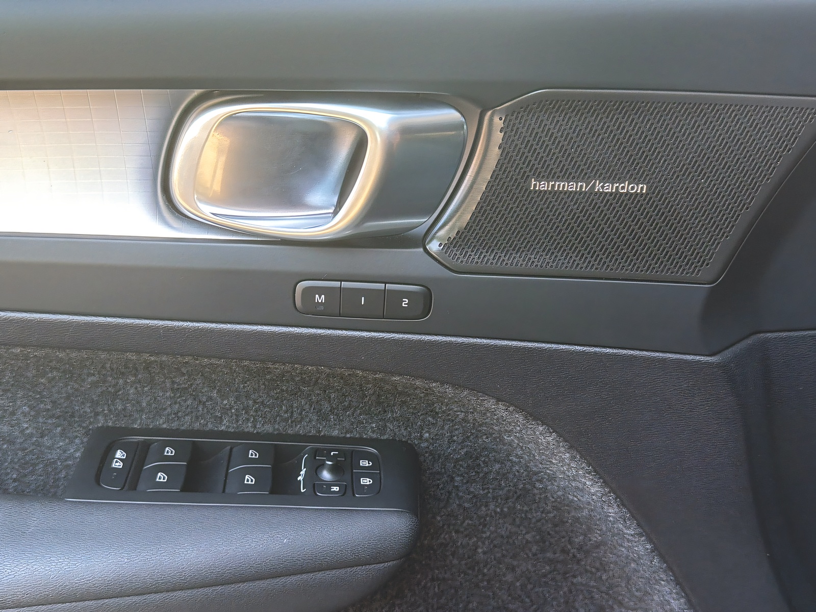 VOLVO XC40 2.0 B3 MH Plus Dark-image-13