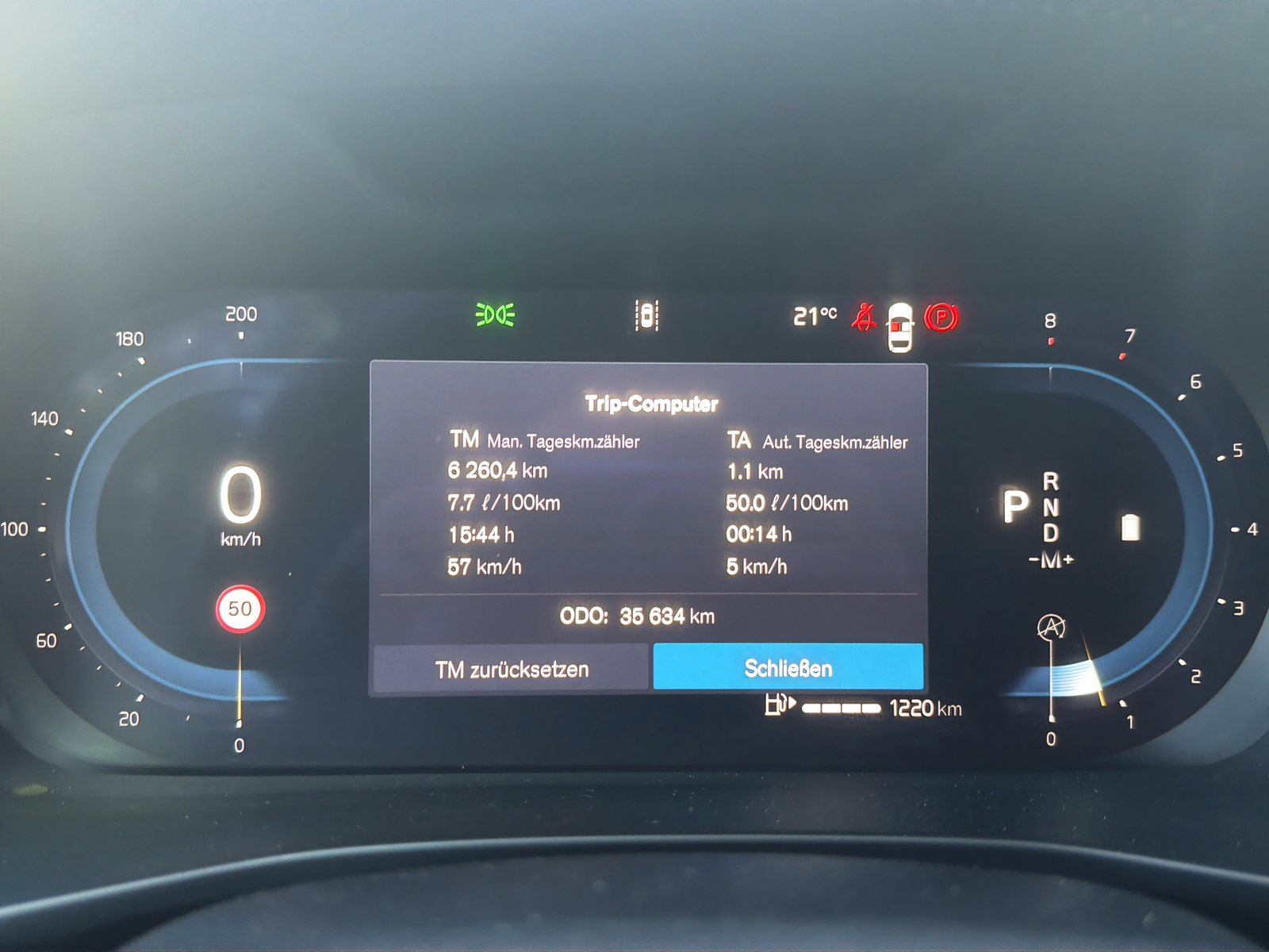 VOLVO XC40 2.0 B3 MH Plus Dark-image-12