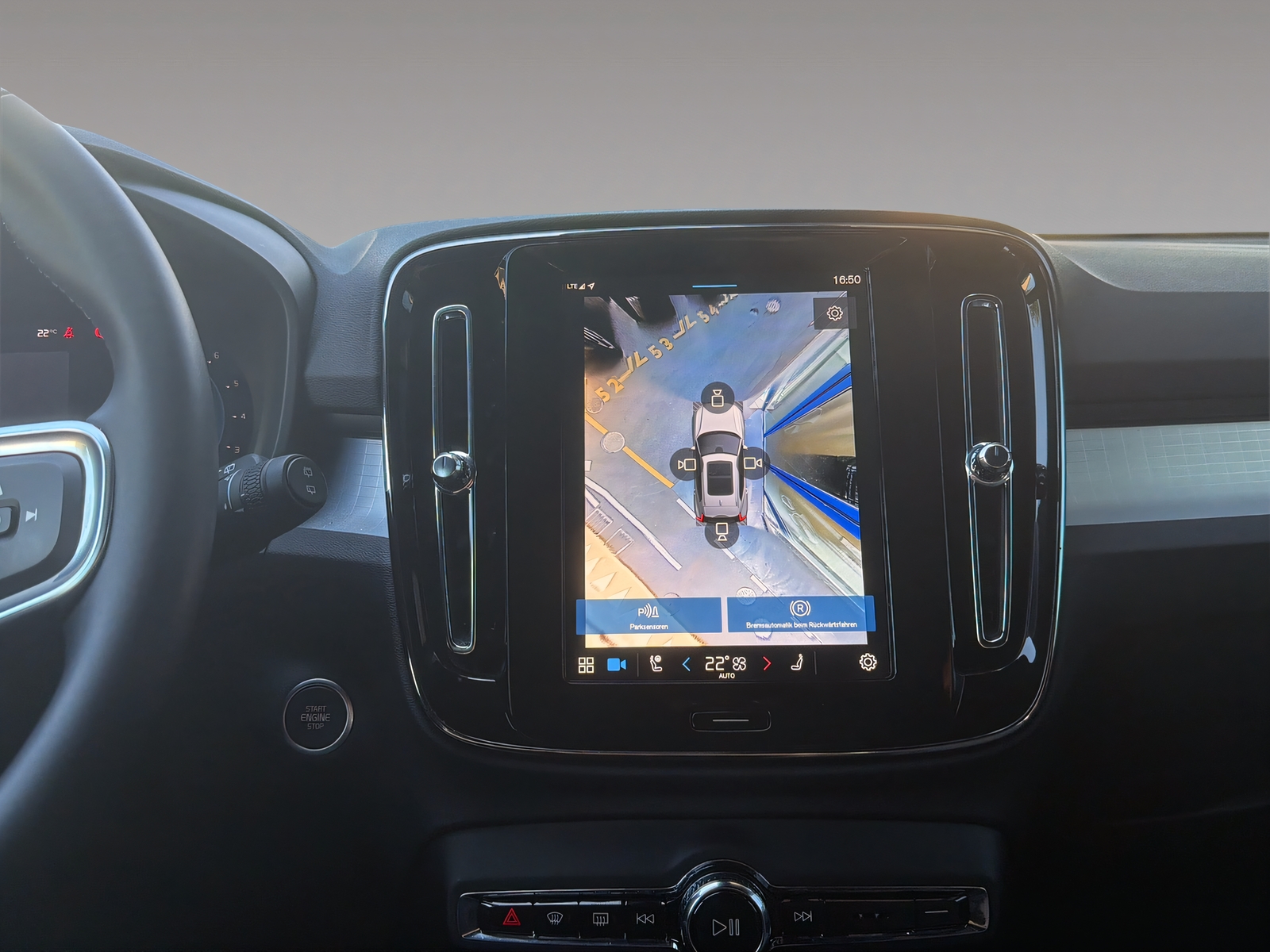 VOLVO XC40 2.0 B3 MH Plus Dark-image-9
