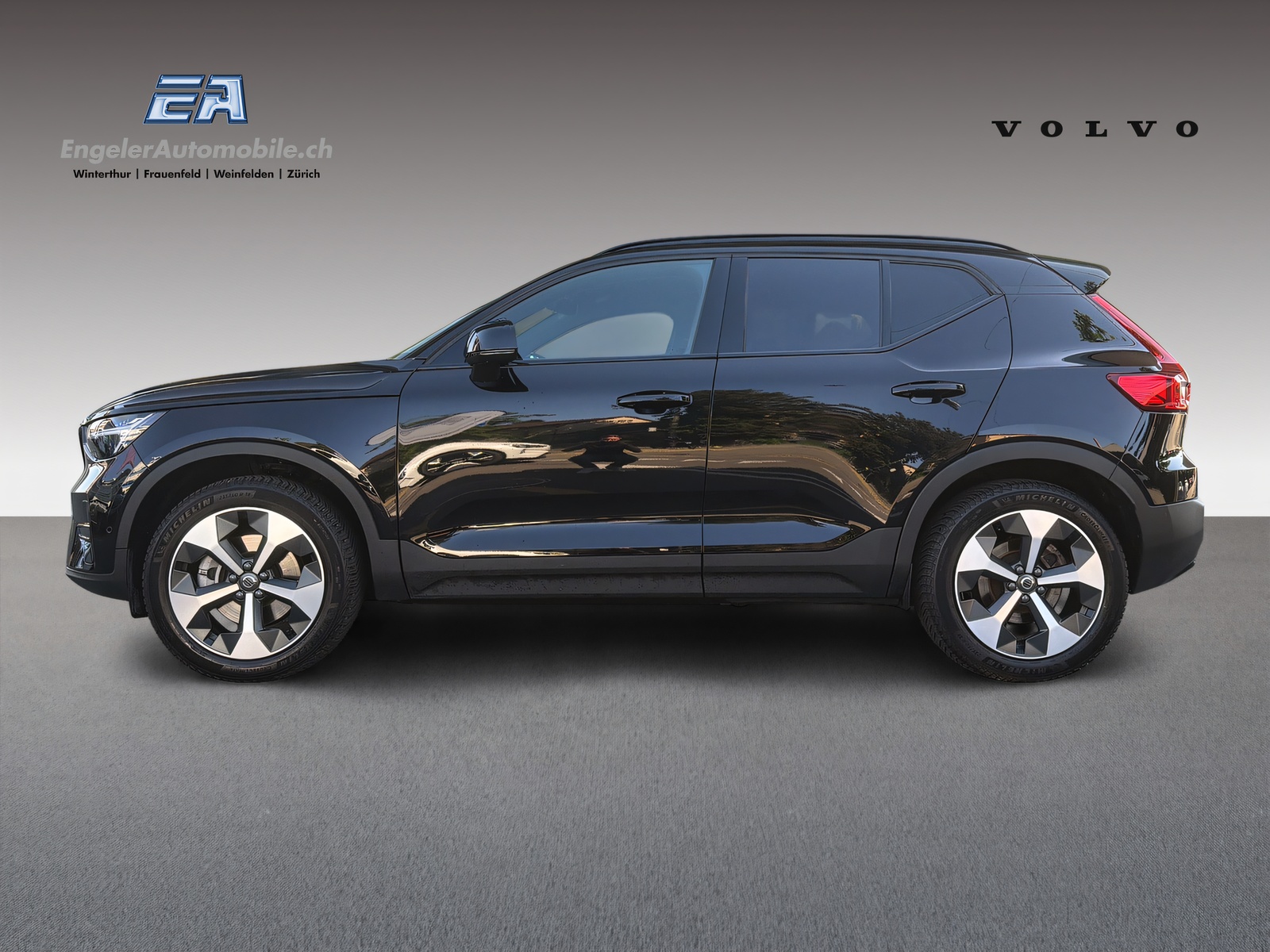 VOLVO XC40 2.0 B3 MH Plus Dark-showroom-element-2