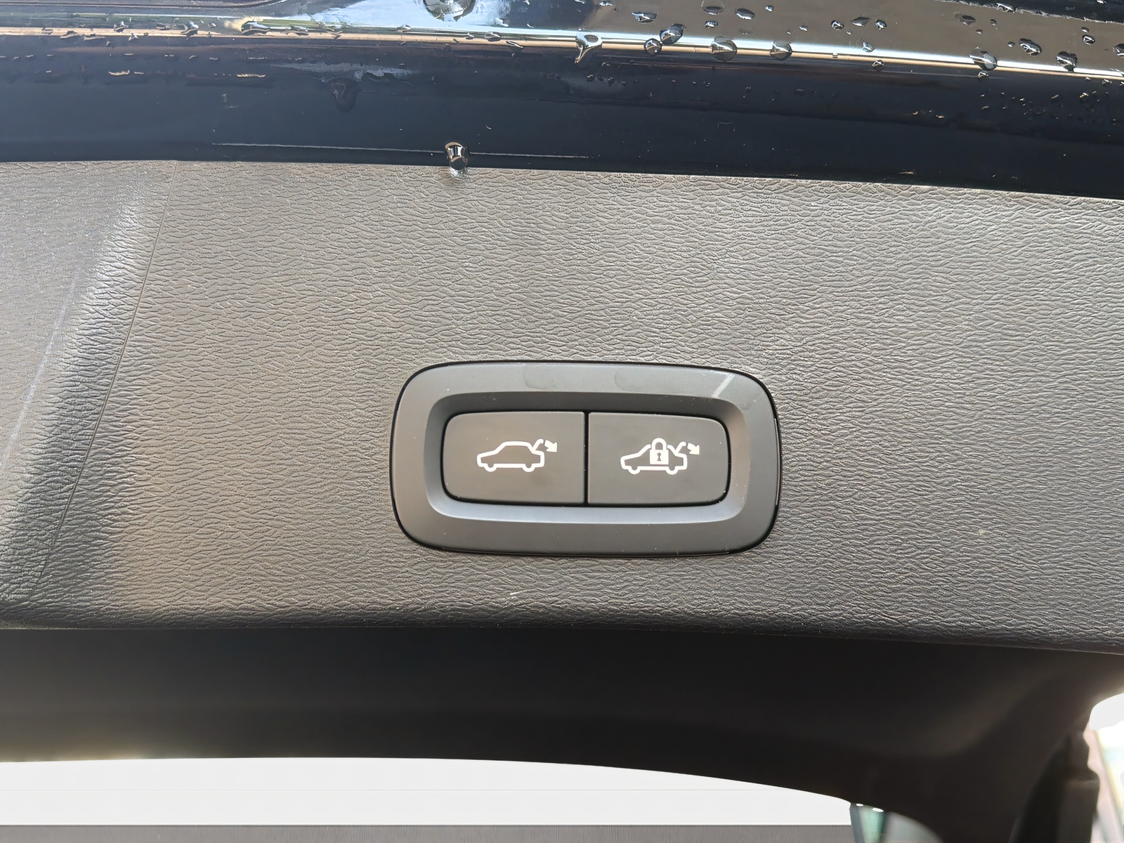 VOLVO XC40 2.0 B3 MH Plus Dark-image-17