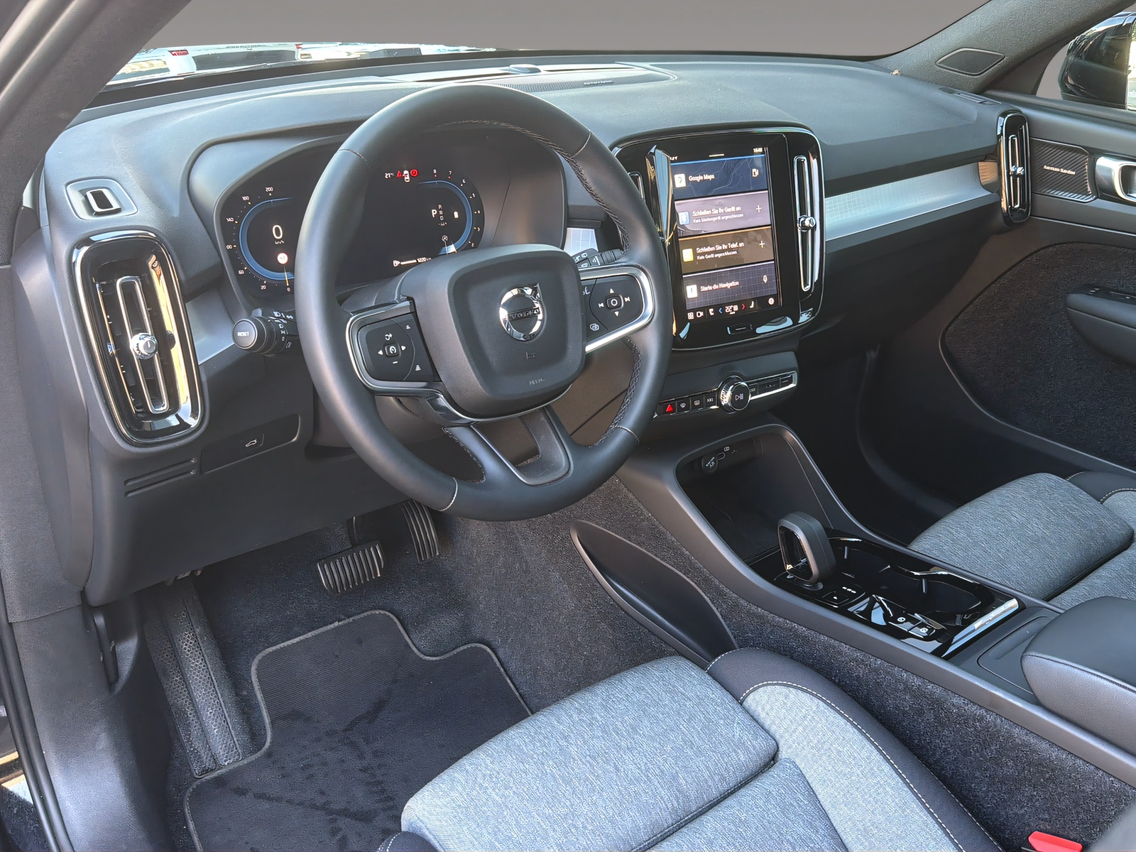 VOLVO XC40 2.0 B3 MH Plus Dark-image-6