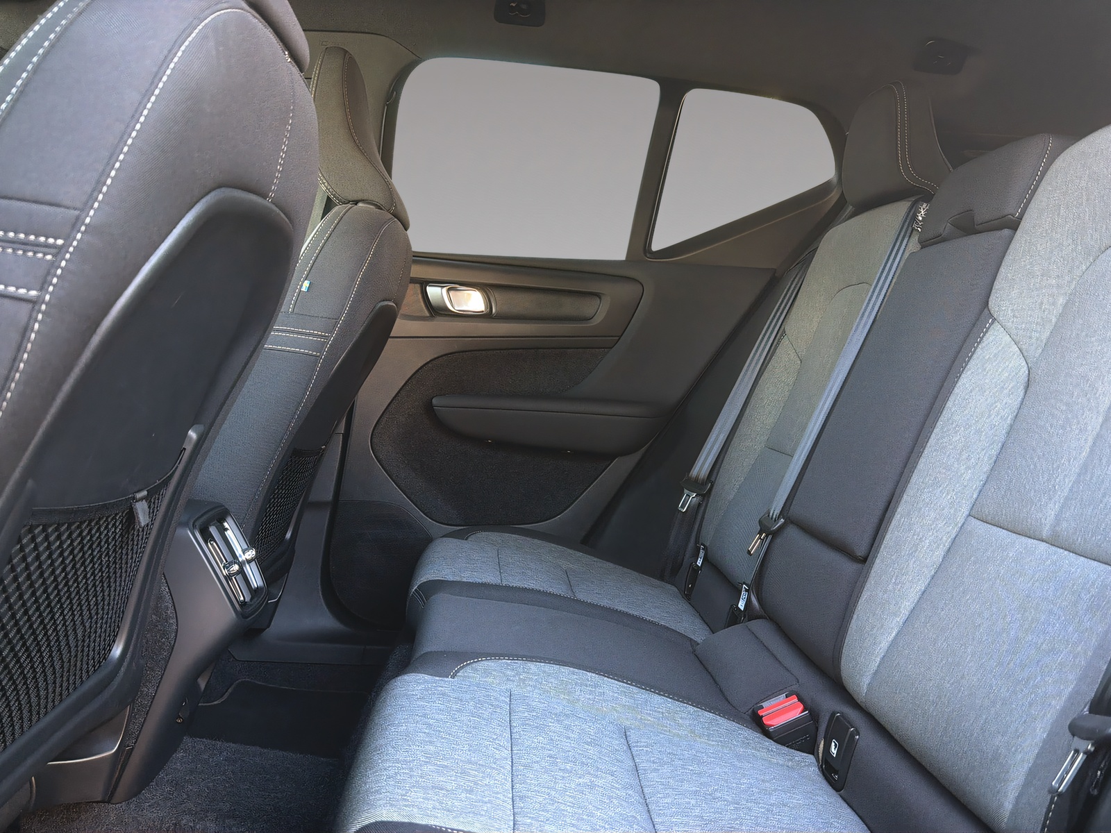 VOLVO XC40 2.0 B3 MH Plus Dark-image-16