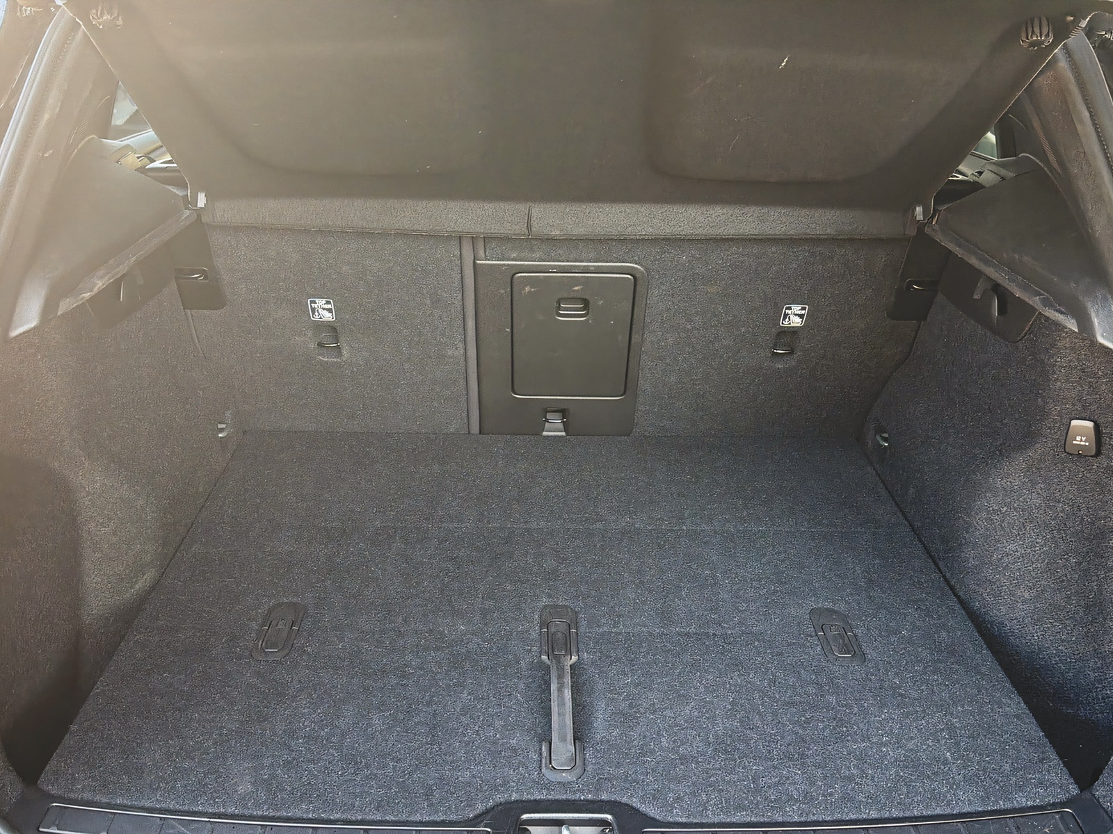 VOLVO XC40 2.0 B3 MH Plus Dark-image-18