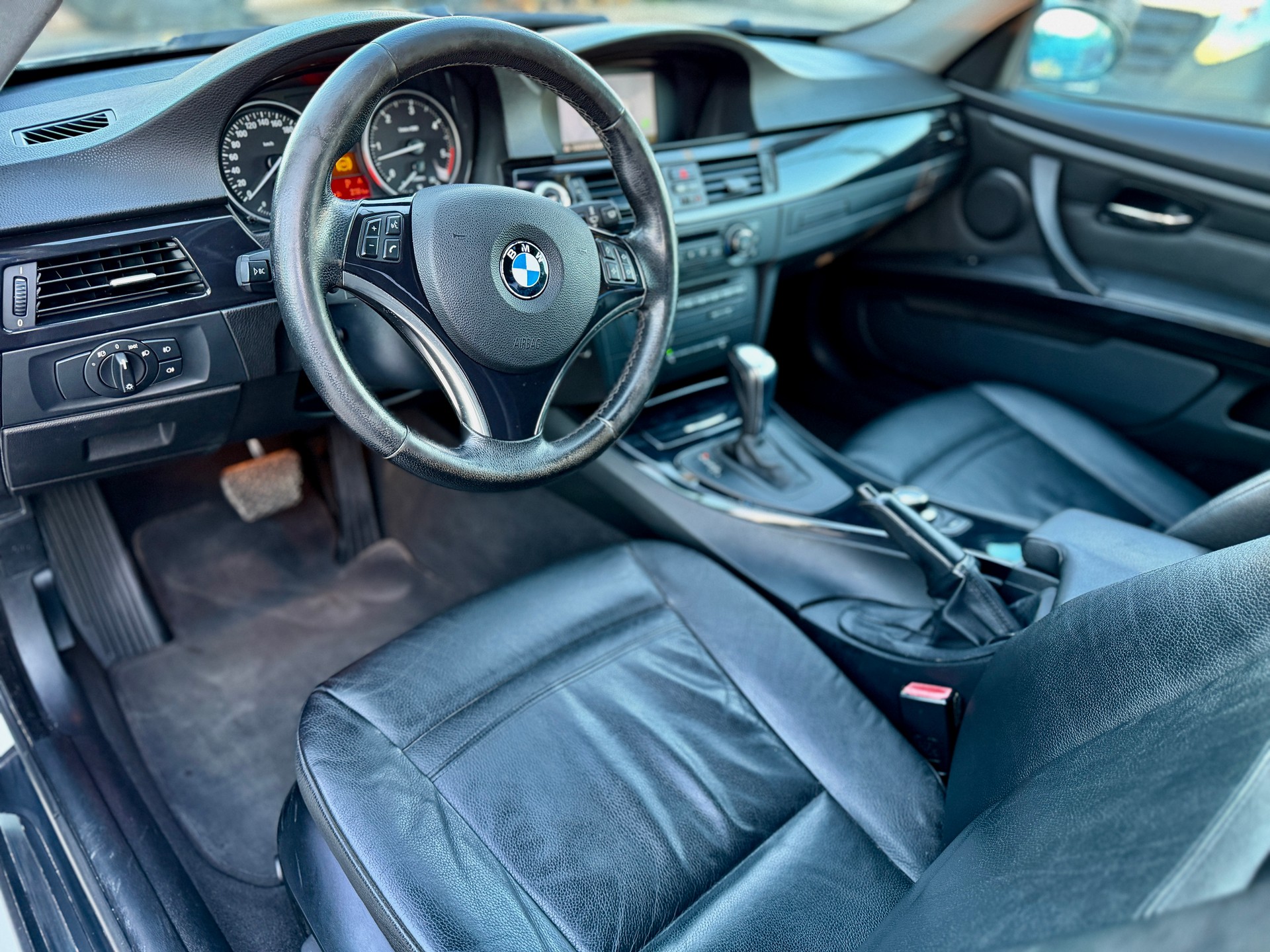 BMW BMW 330d Coupé-image-8