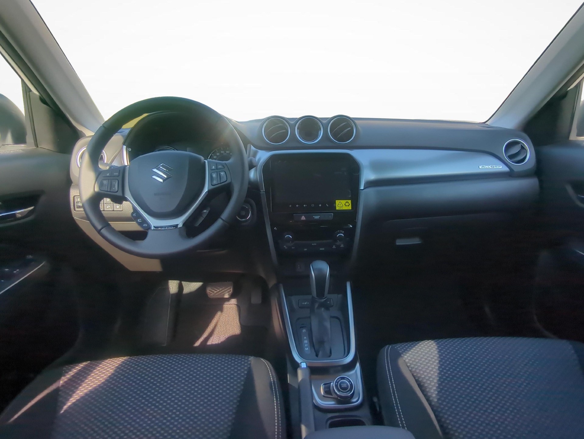 SUZUKI Vitara 1.4 T Sakura Hybrid 4x4 / 1.99% Leasing-image-8