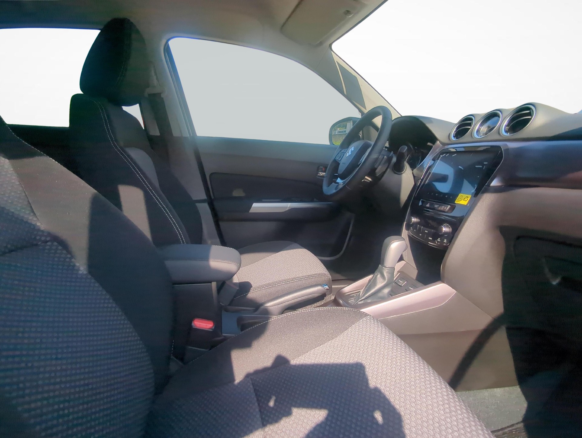 SUZUKI Vitara 1.4 T Sakura Hybrid 4x4 / 1.99% Leasing-image-9