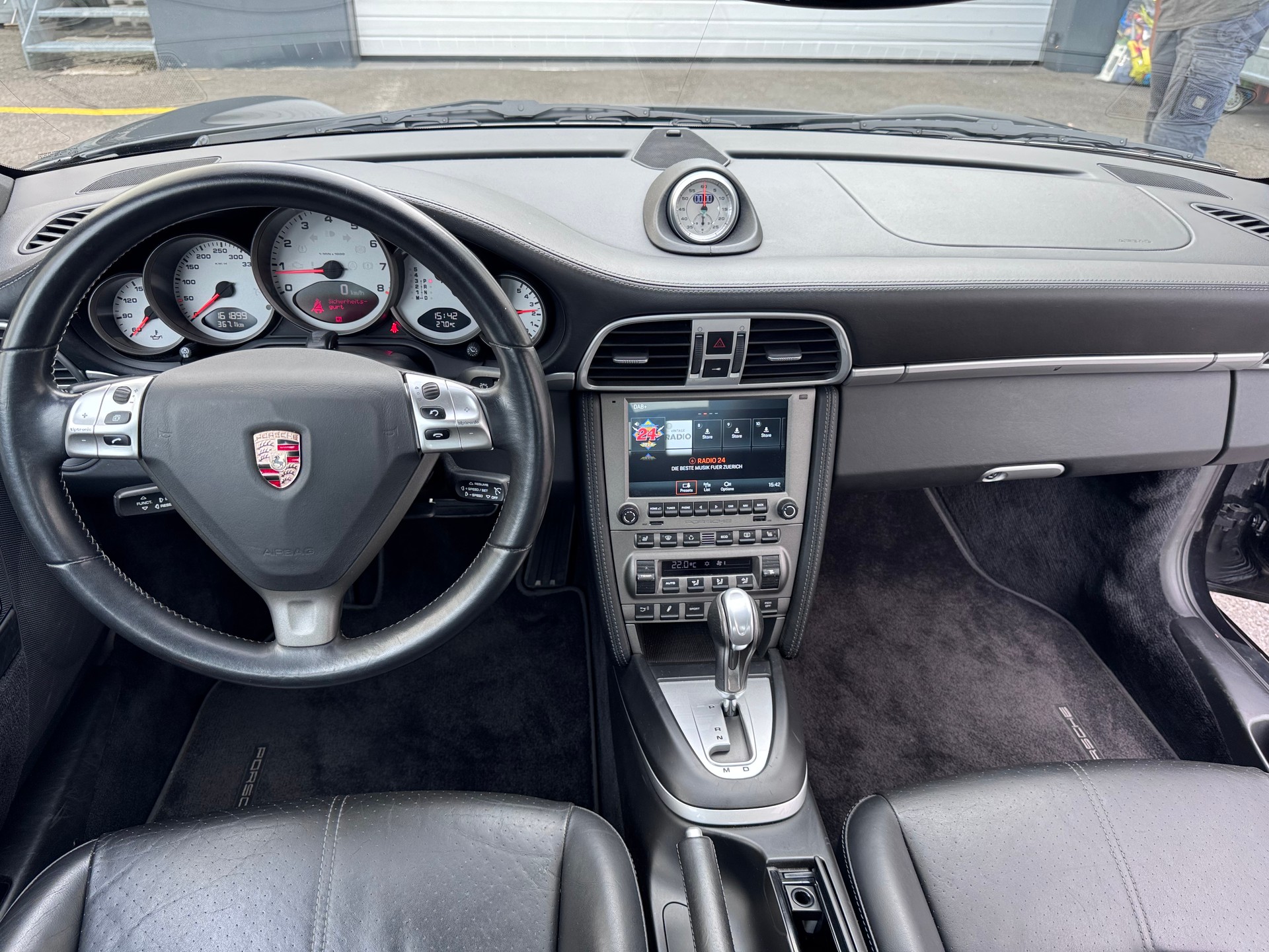 PORSCHE 911 Carrera 4S-image-4