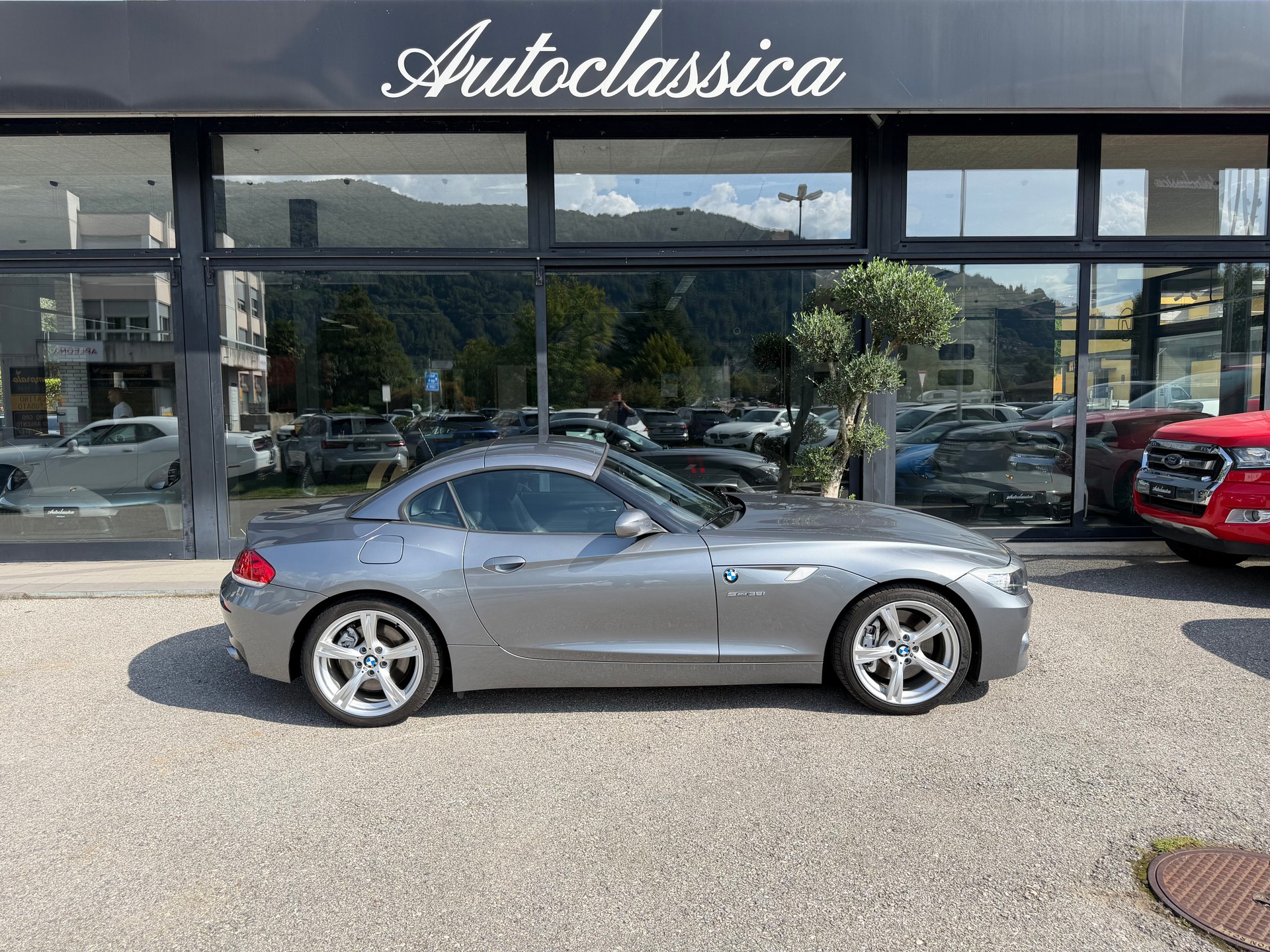 BMW Z4 sDrive35i-image-4