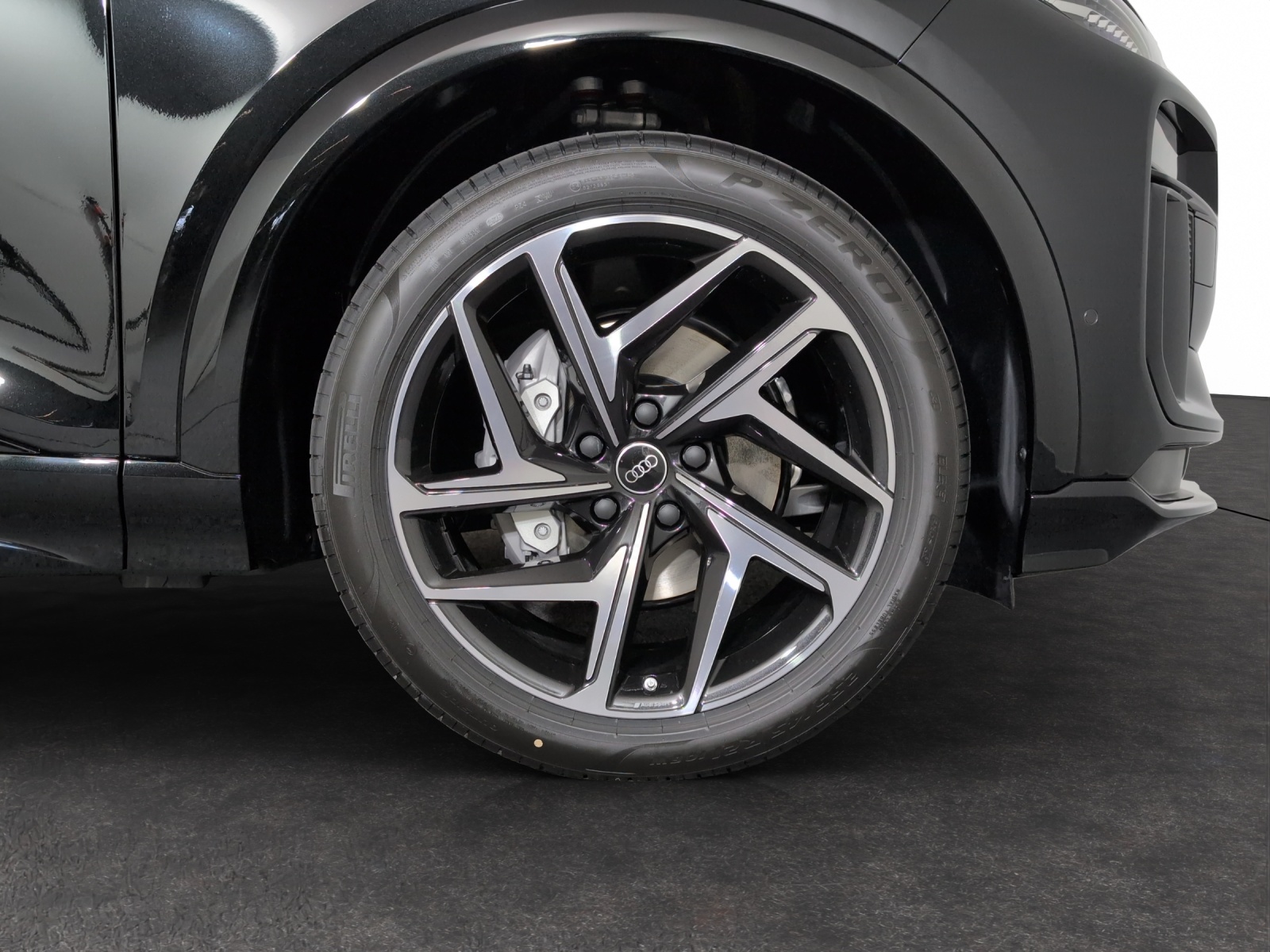 AUDI Q6 e-tron quattro-image-4