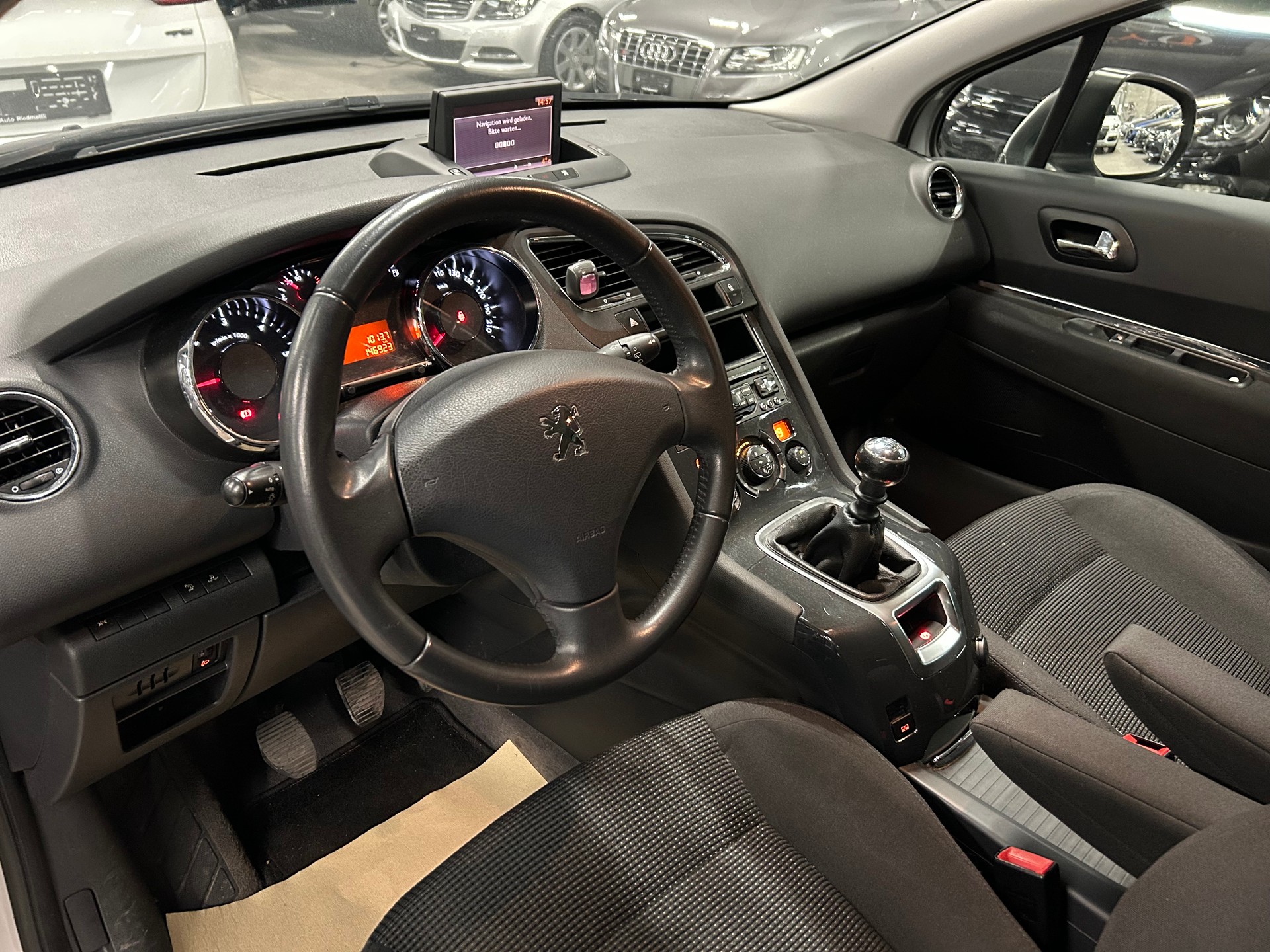 PEUGEOT 5008 1.6 HDI Business-image-12