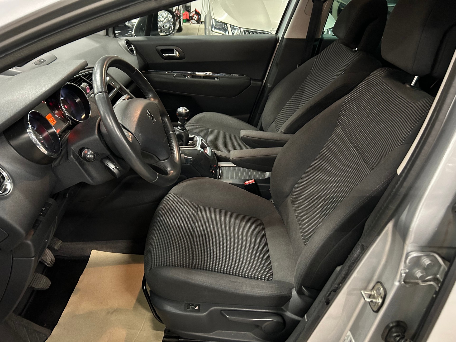 PEUGEOT 5008 1.6 HDI Business-image-11