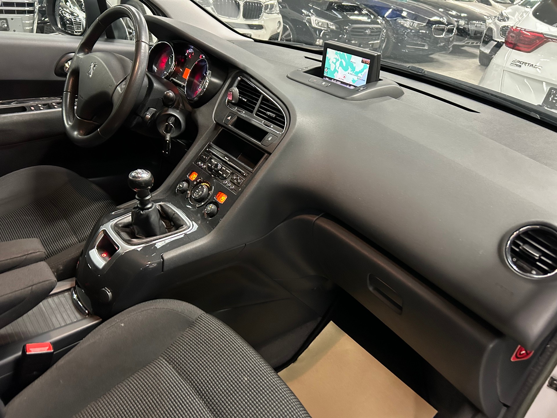 PEUGEOT 5008 1.6 HDI Business-image-15