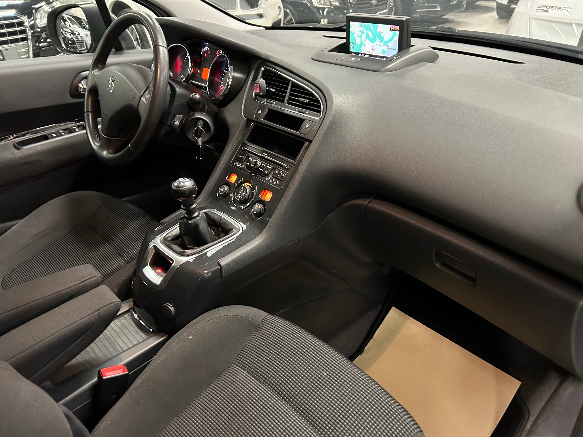 PEUGEOT 5008 1.6 HDI Business-image-14