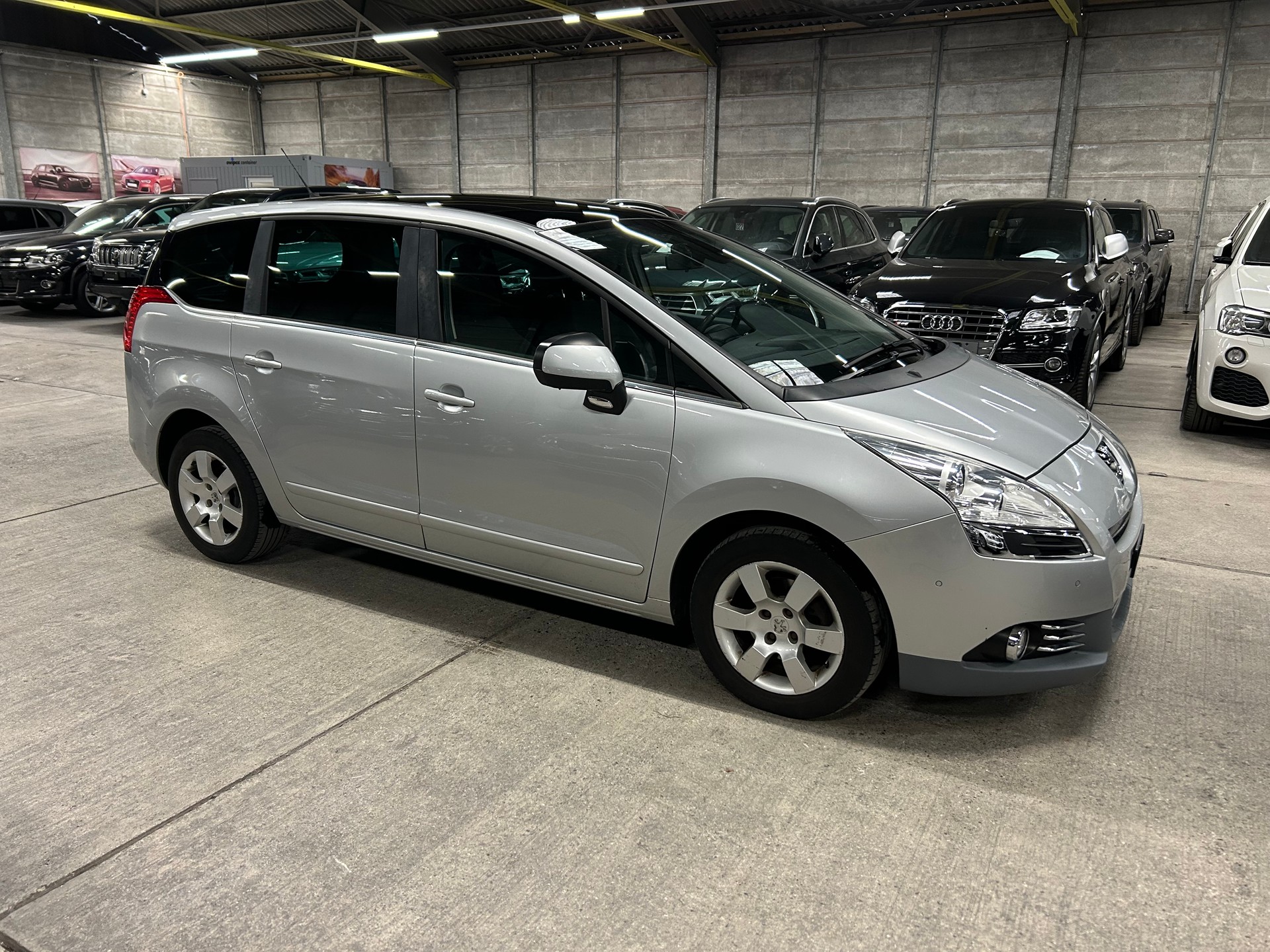 PEUGEOT 5008 1.6 HDI Business-image-1