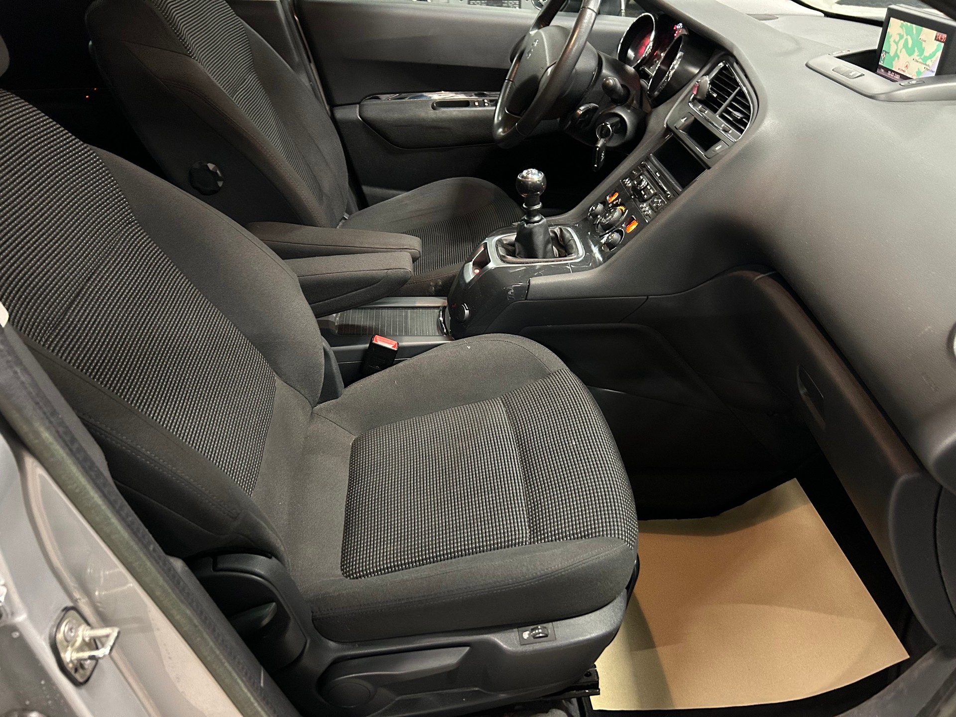 PEUGEOT 5008 1.6 HDI Business-image-13