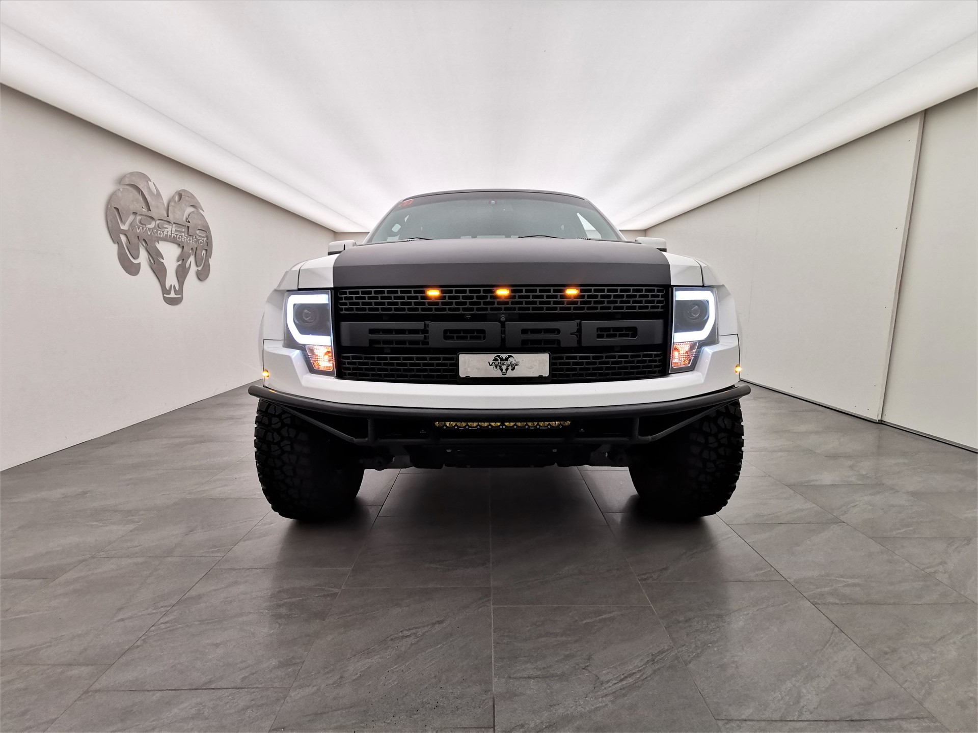 FORD F-150 SVT Raptor SuperCrew 6.2-image-2