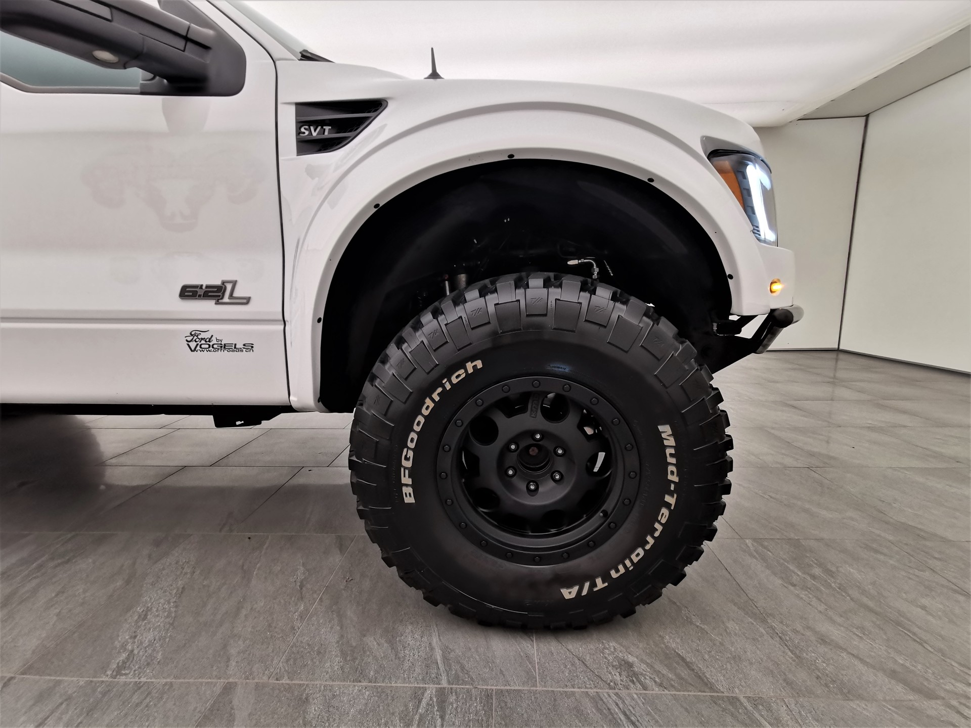 FORD F-150 SVT Raptor SuperCrew 6.2-image-8