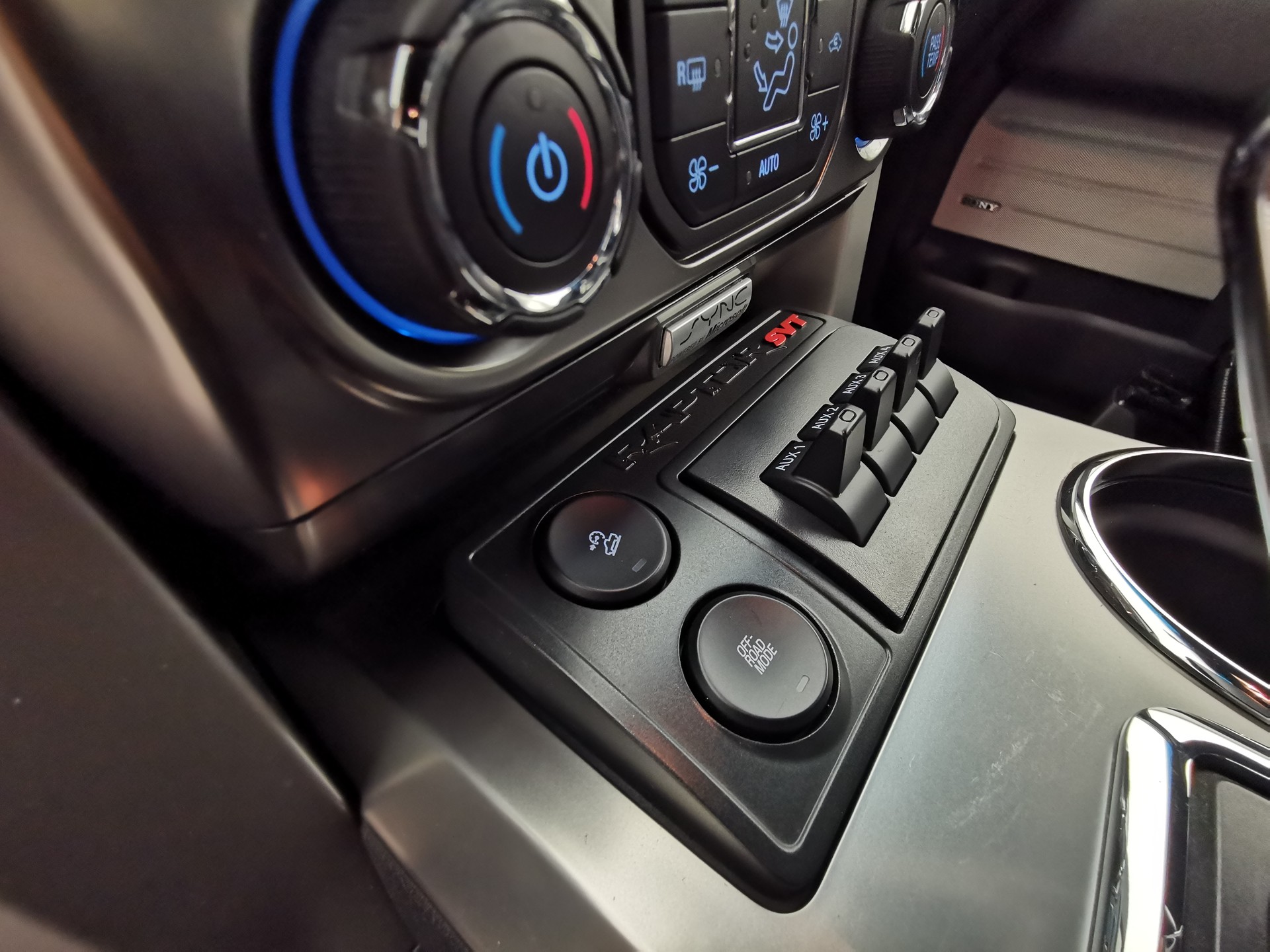 FORD F-150 SVT Raptor SuperCrew 6.2-image-14