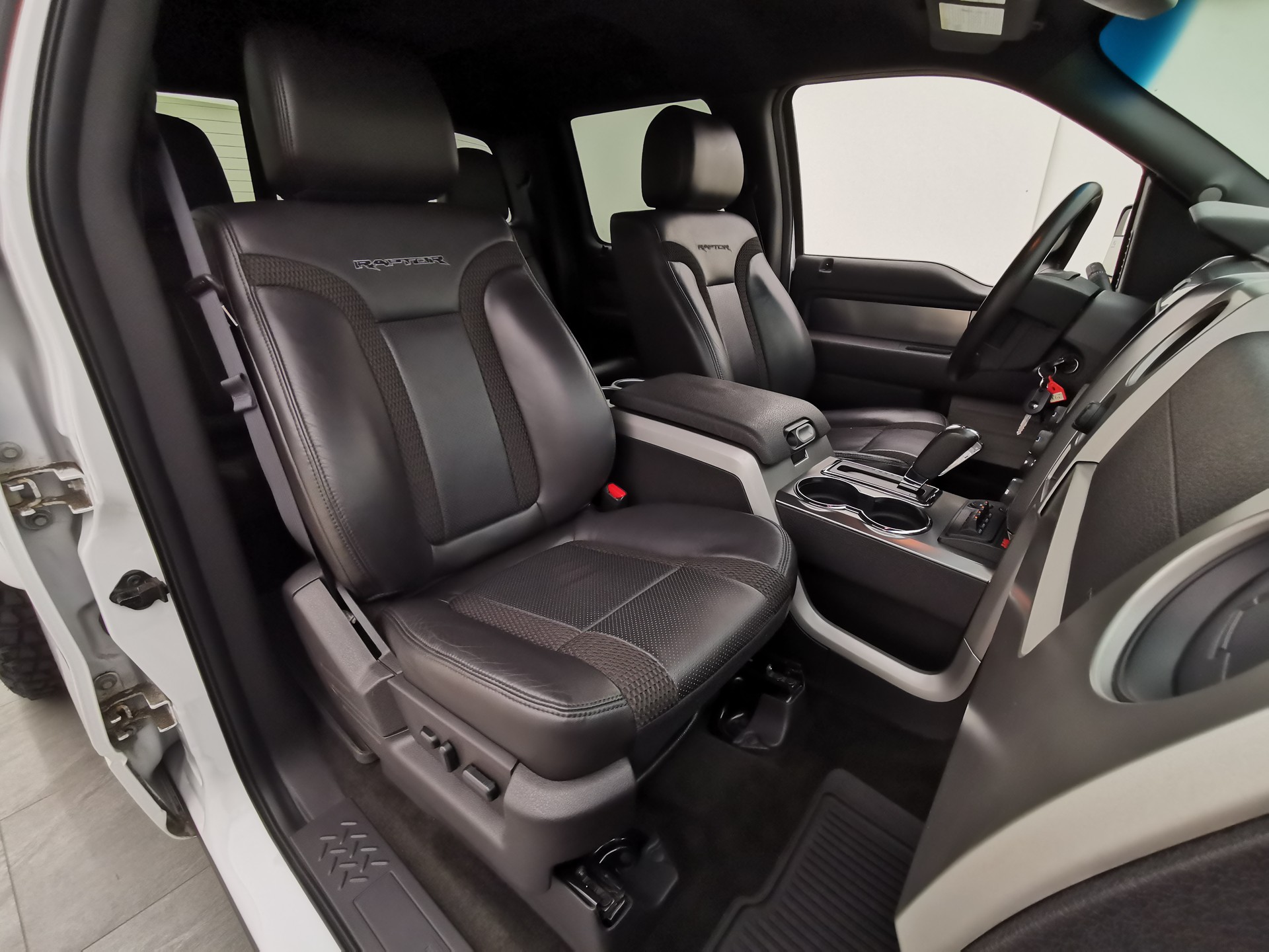 FORD F-150 SVT Raptor SuperCrew 6.2-image-15