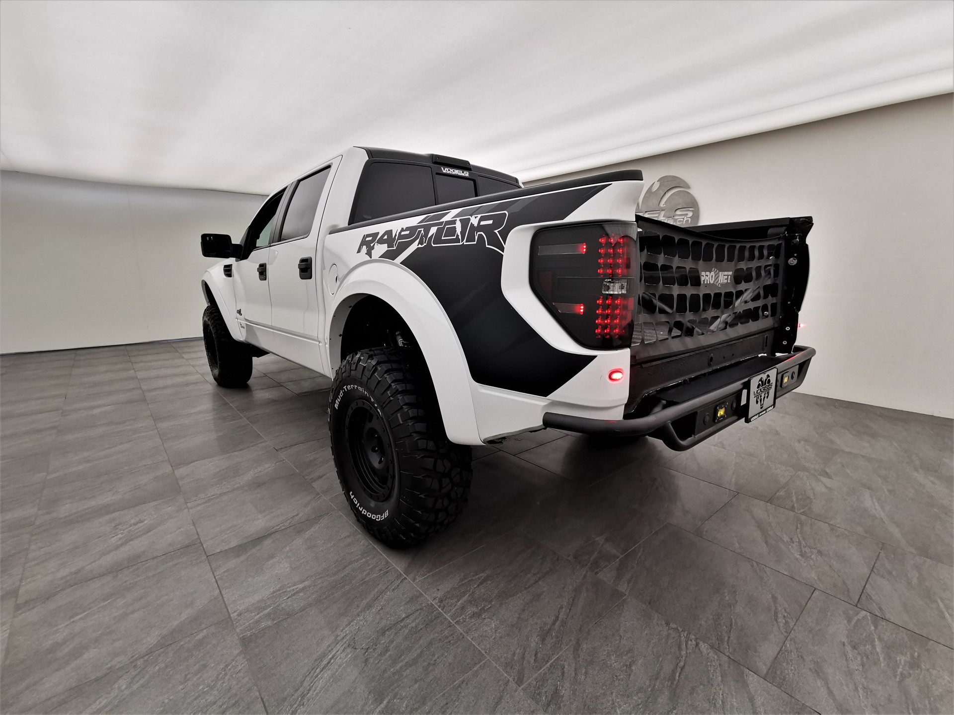 FORD F-150 SVT Raptor SuperCrew 6.2-image-6
