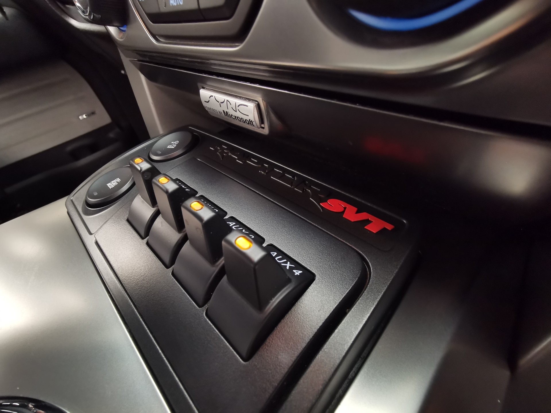 FORD F-150 SVT Raptor SuperCrew 6.2-image-13