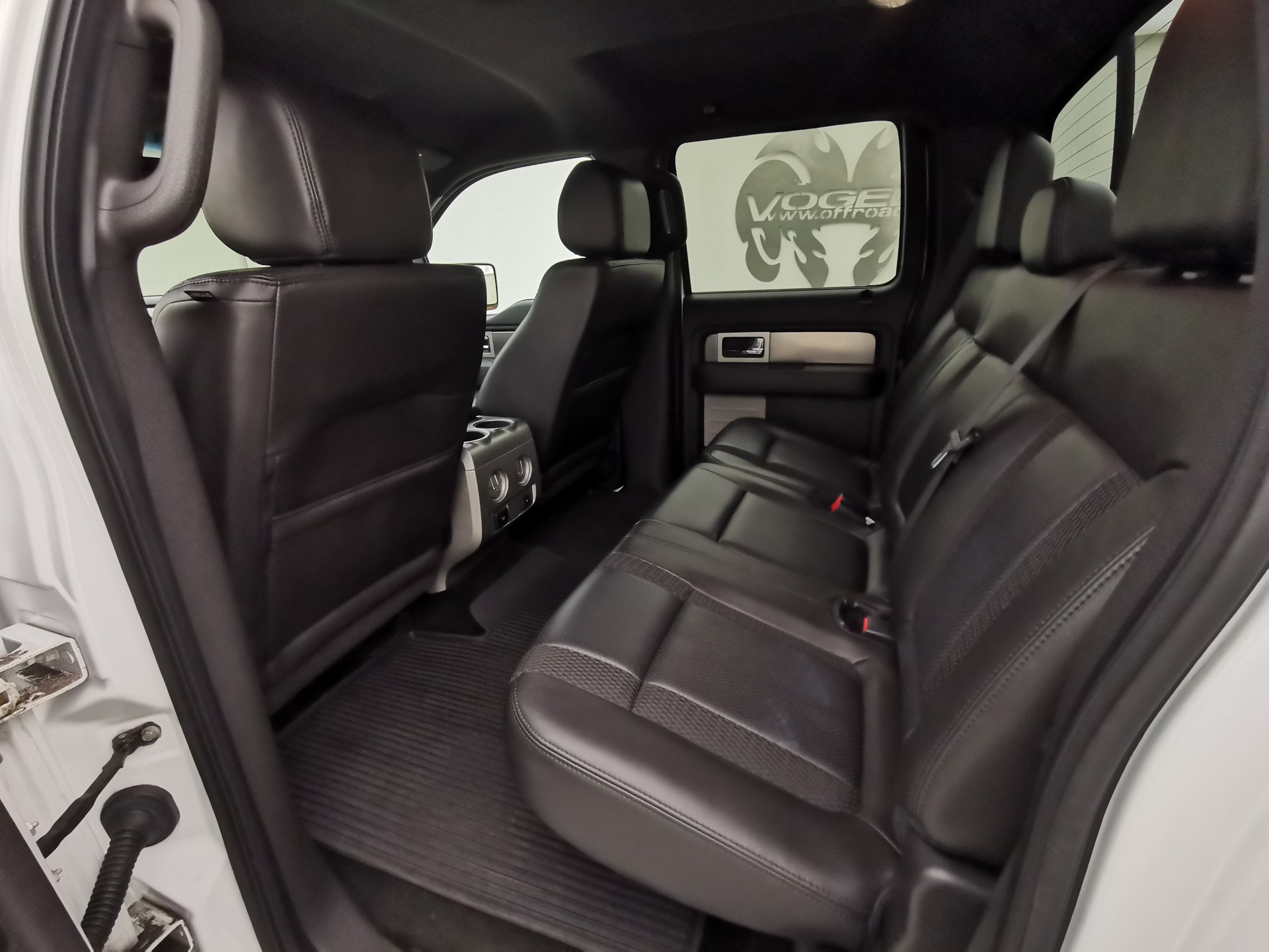 FORD F-150 SVT Raptor SuperCrew 6.2-image-10