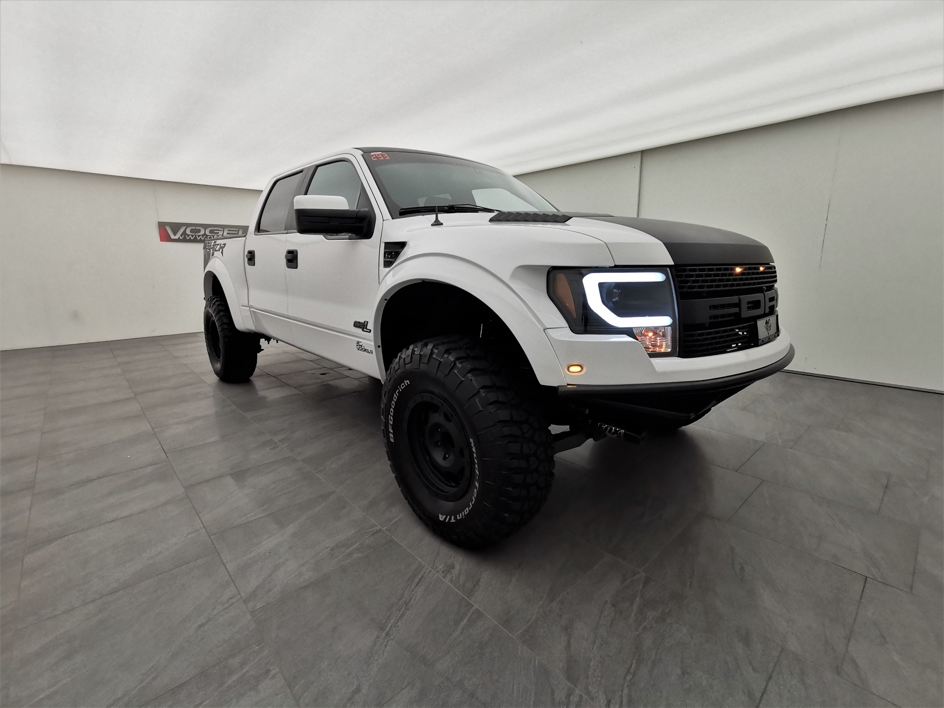 FORD F-150 SVT Raptor SuperCrew 6.2-image-3