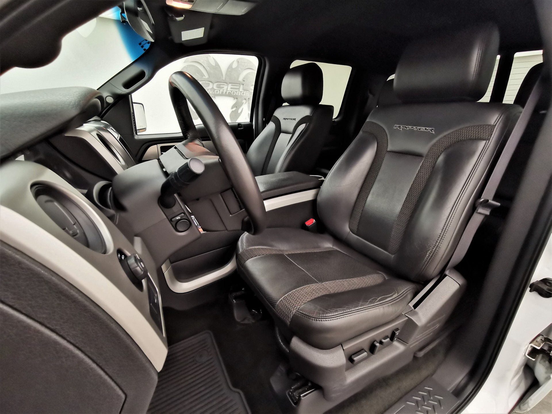 FORD F-150 SVT Raptor SuperCrew 6.2-image-9